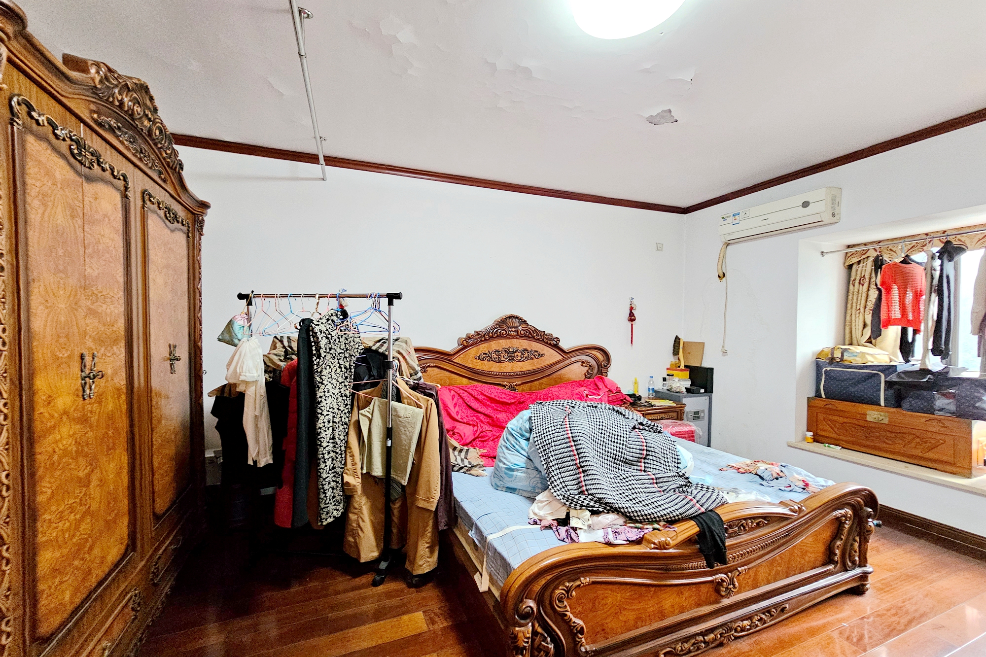 西街花园  6室2厅4卫   368.00万卧室