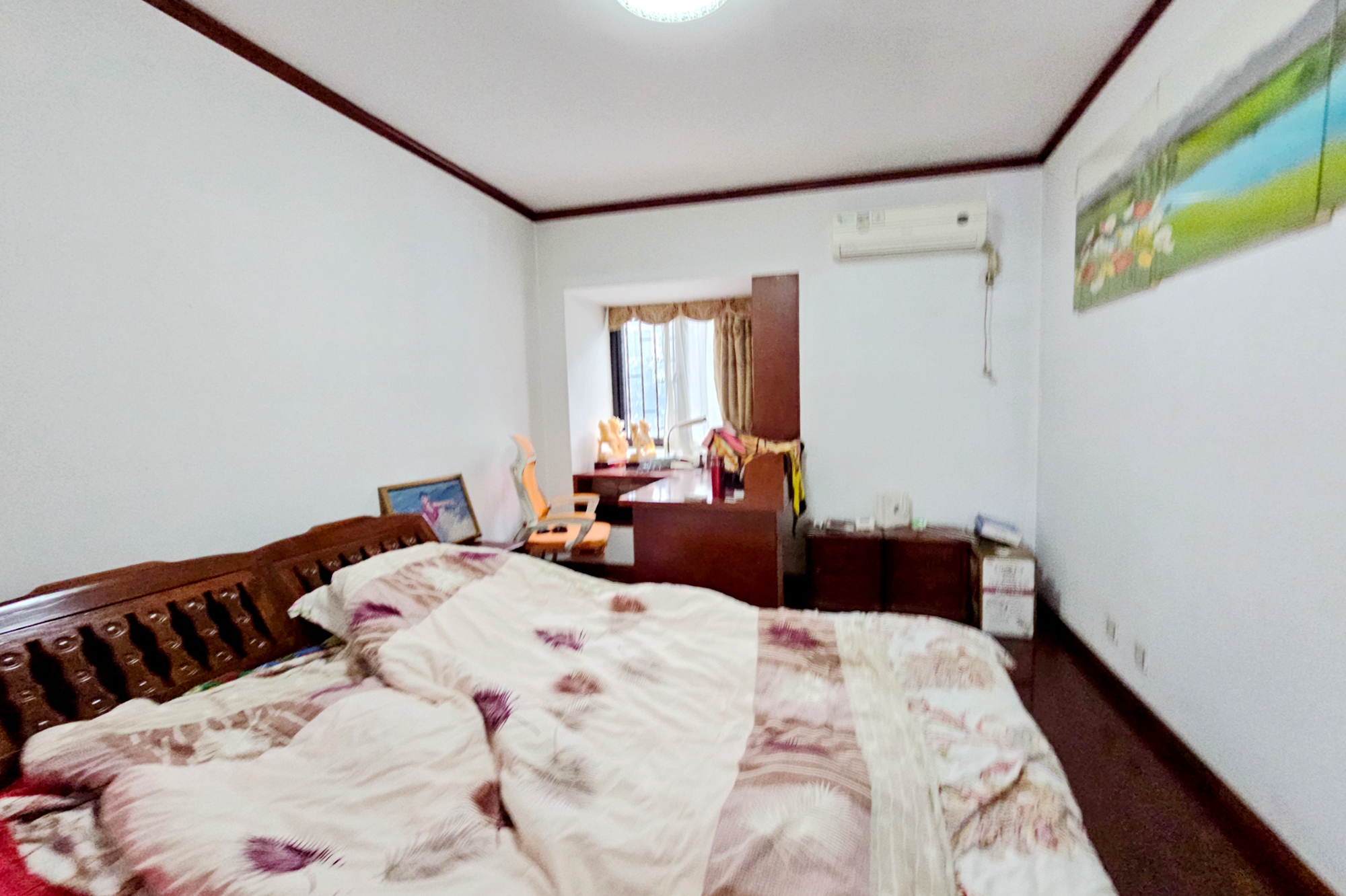 西街花园  6室2厅4卫   368.00万卧室
