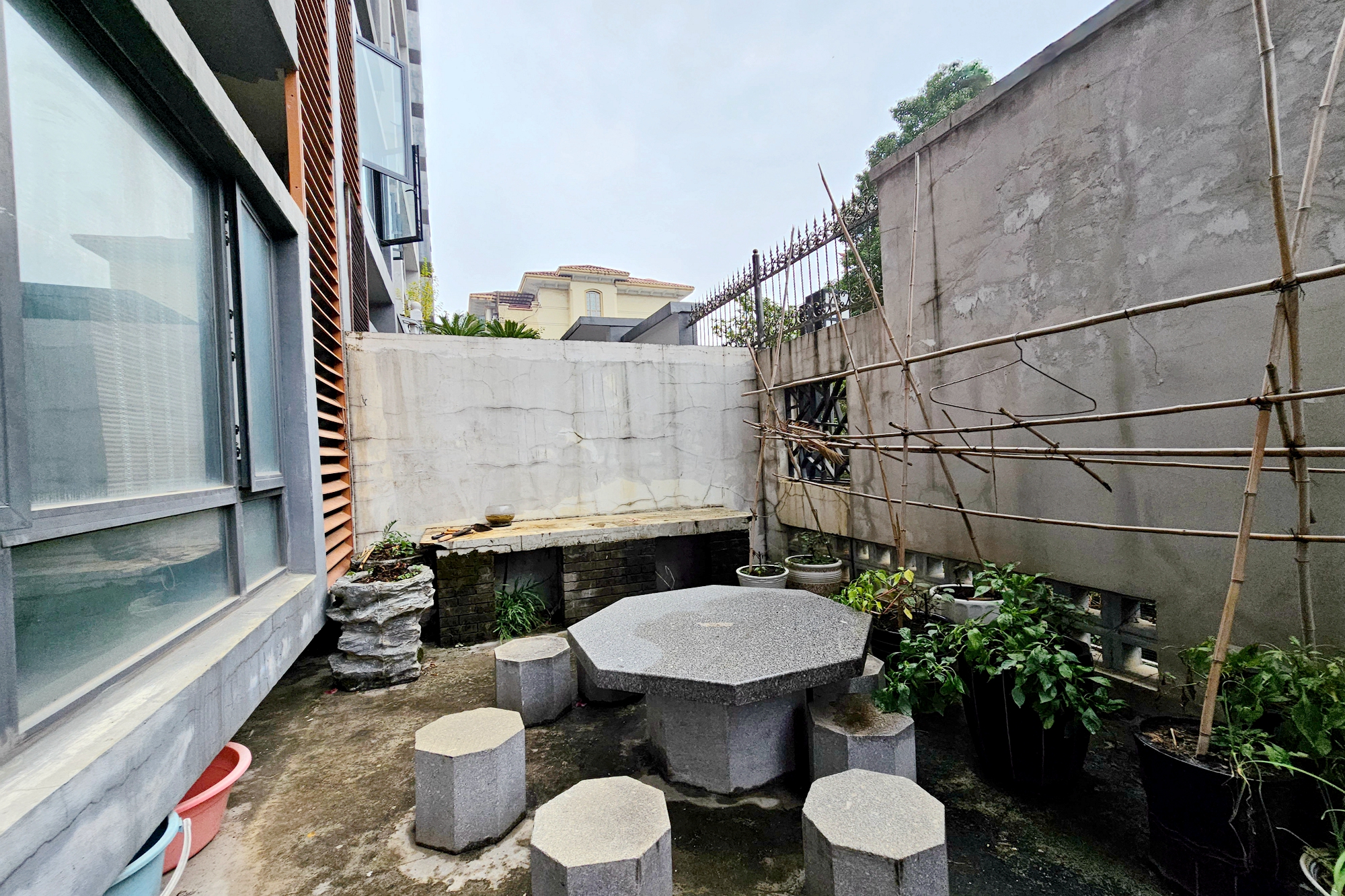 西街花园  6室2厅4卫   368.00万阳台