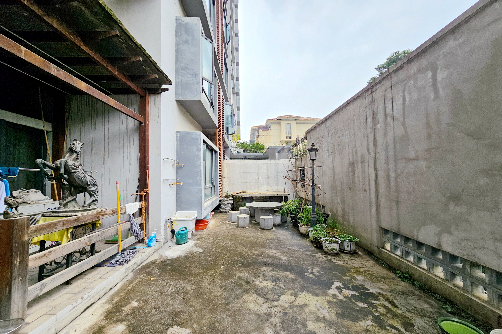 西街花园 6室2厅4卫 296.0万 西街花园 6室2厅4卫 296.0万阳台