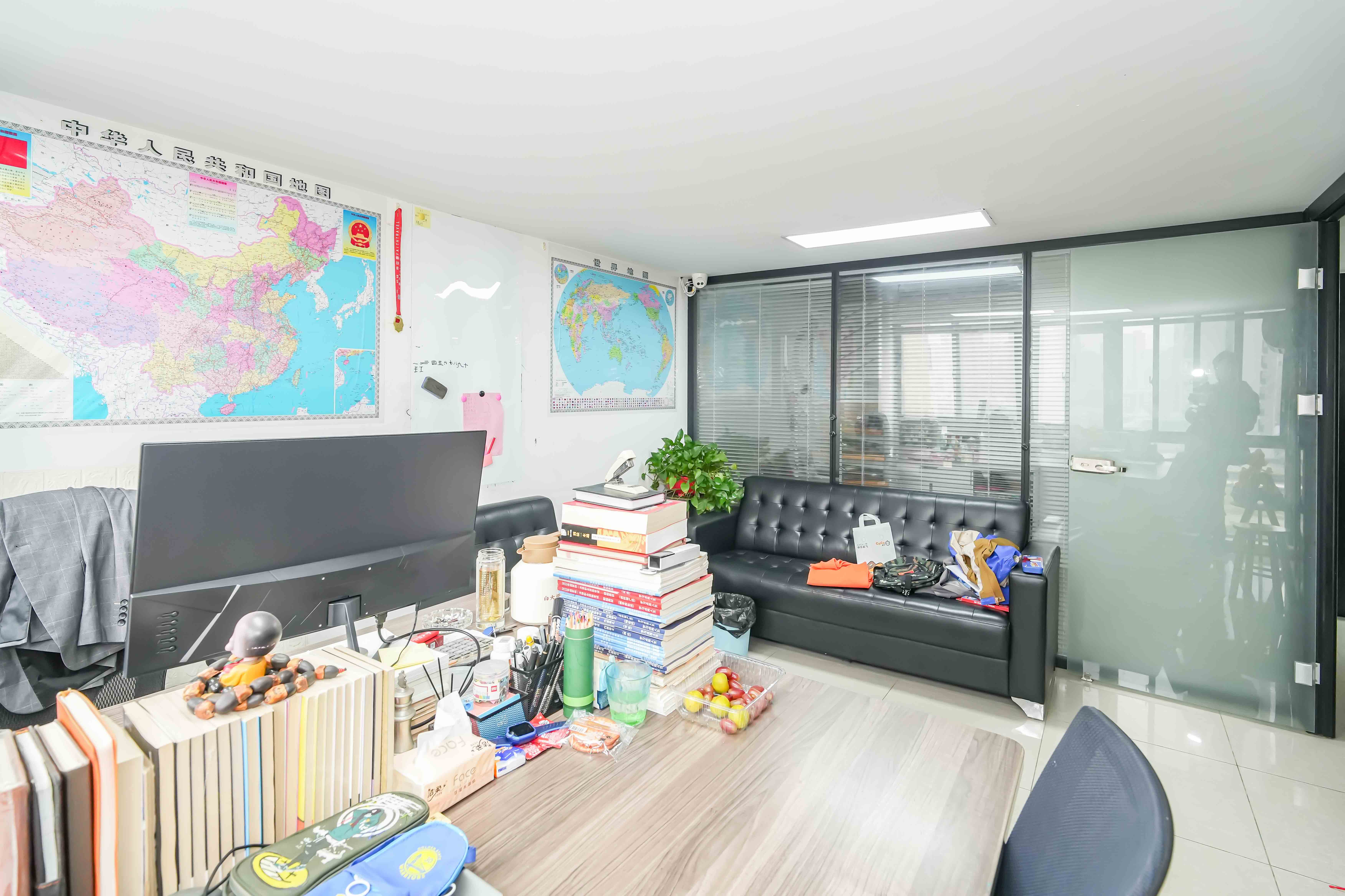 洋湖时代  1室1厅1卫   33.00万客厅
