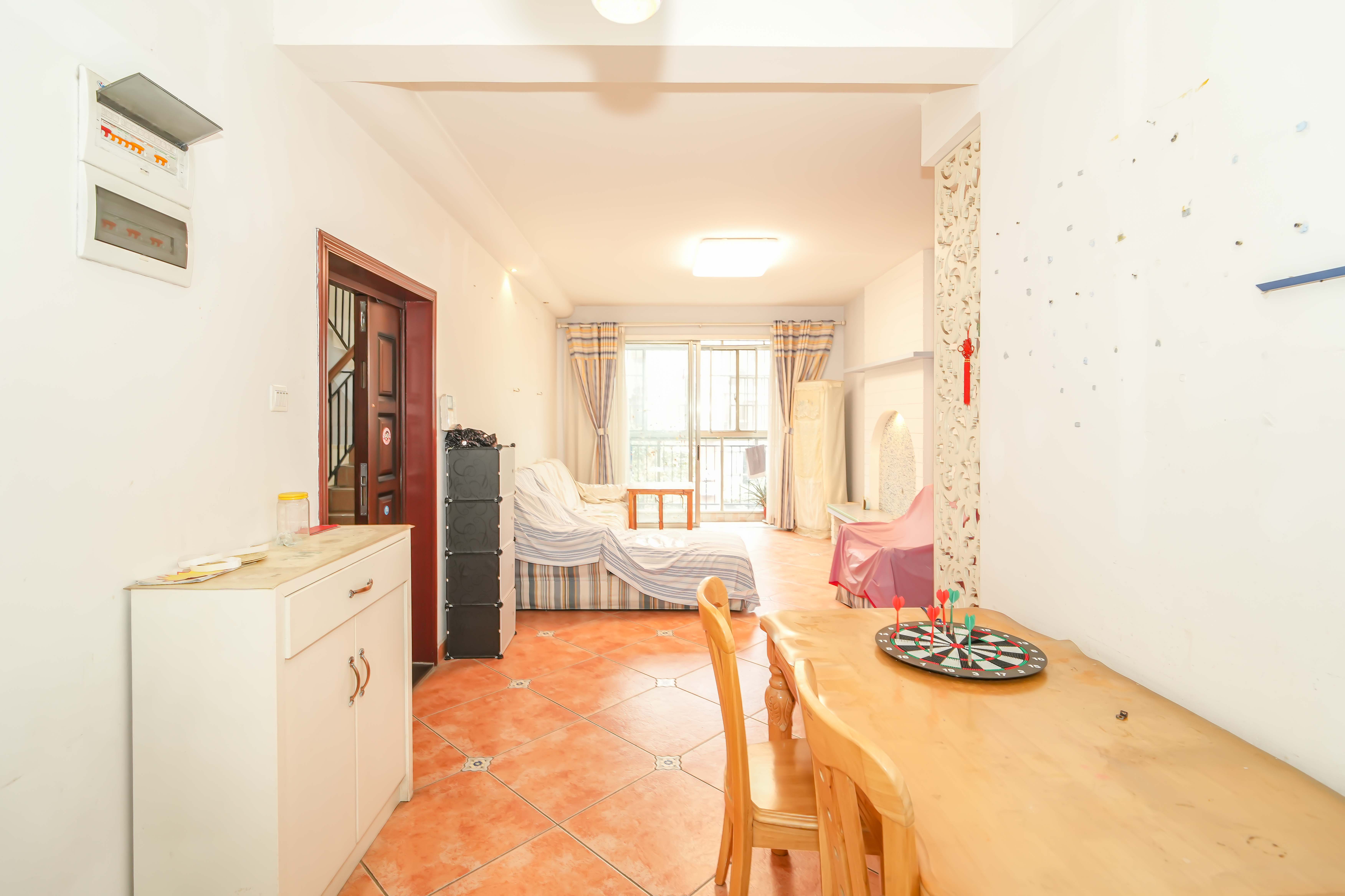 米兰春天 3室2厅2卫 69.8万 米兰春天 3室2厅2卫 69.8万客厅