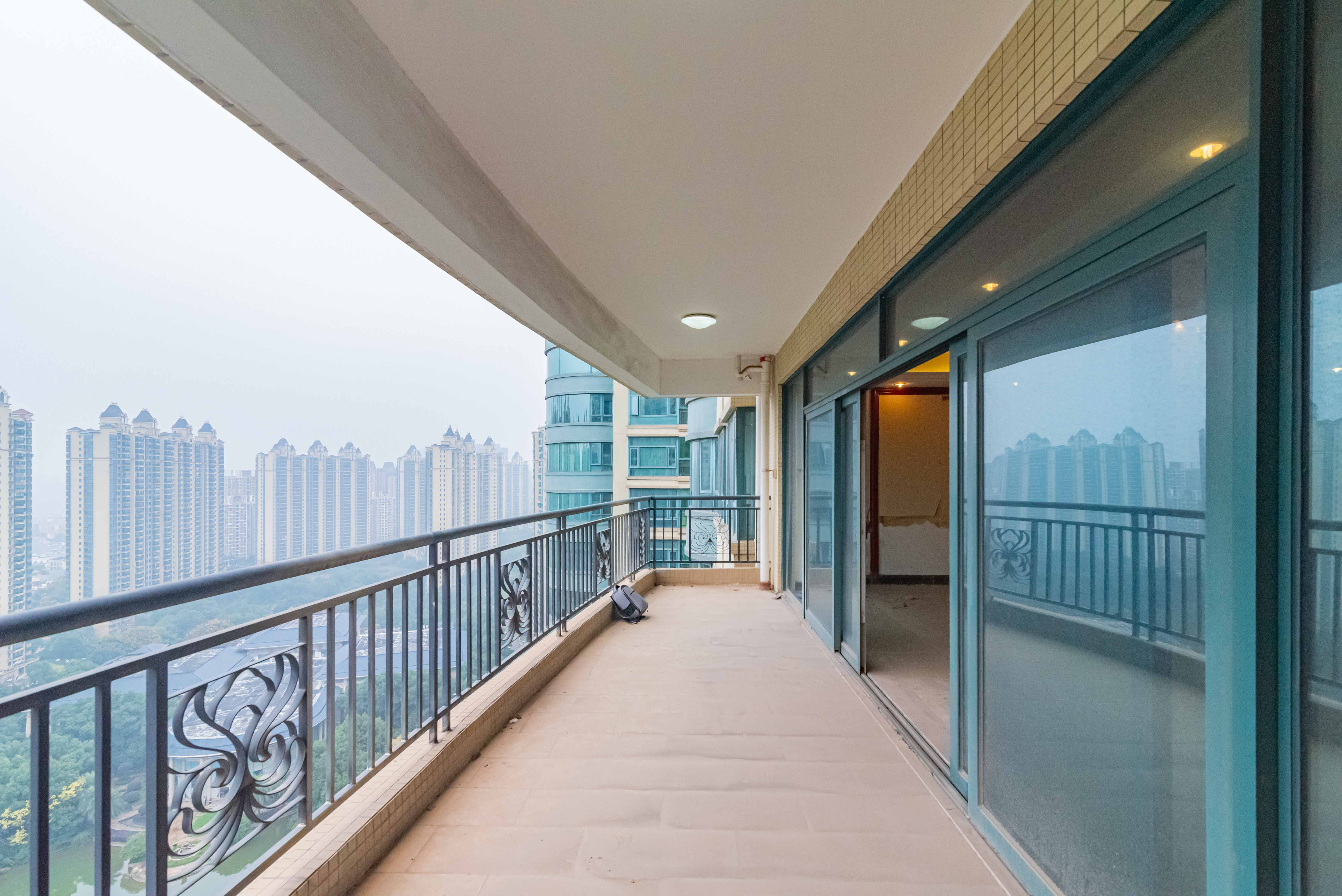 恒大雅苑 4室2厅3卫 225.0万 恒大雅苑 4室2厅3卫 225.0万阳台