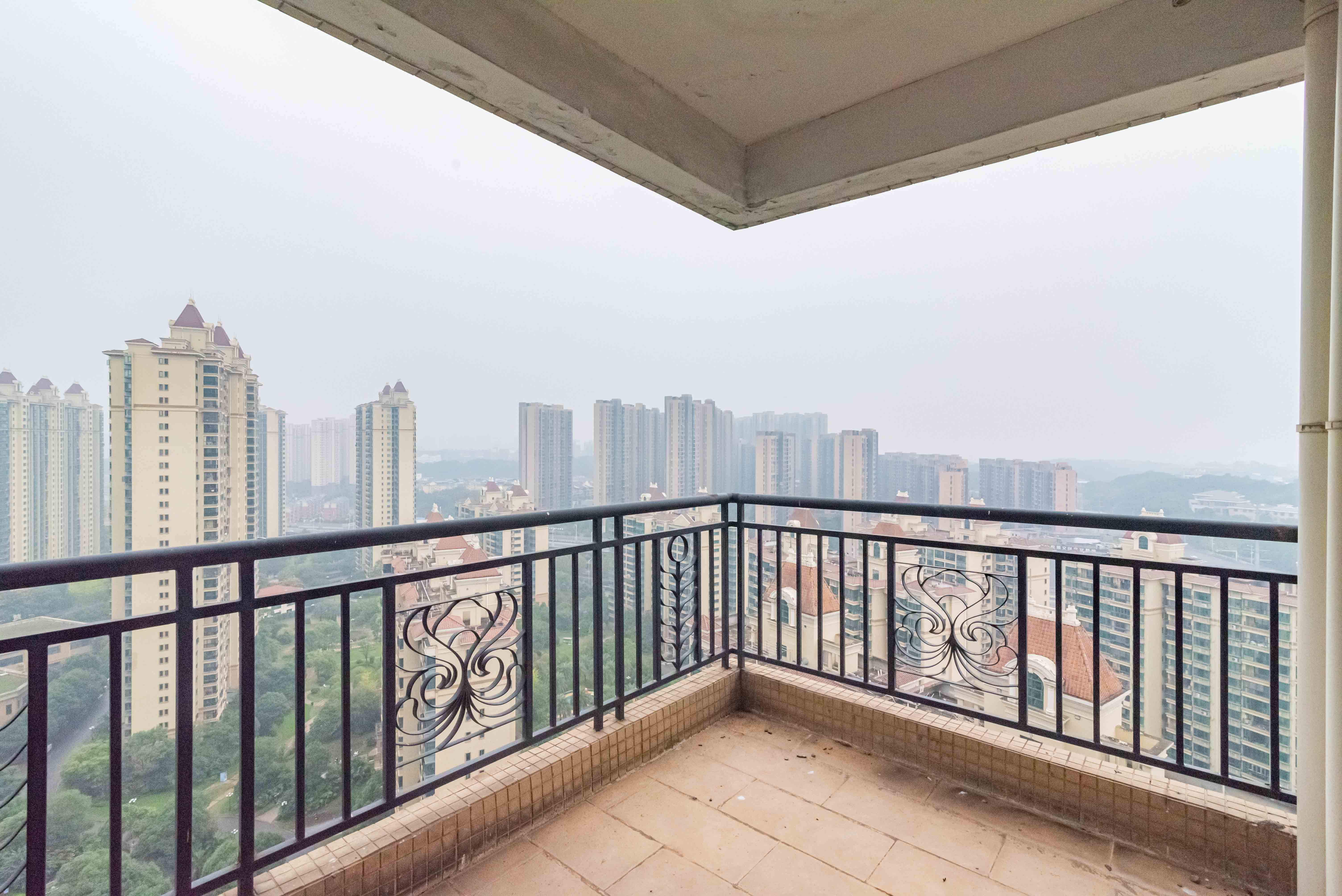 恒大雅苑 4室2厅3卫 225.0万 恒大雅苑 4室2厅3卫 225.0万阳台