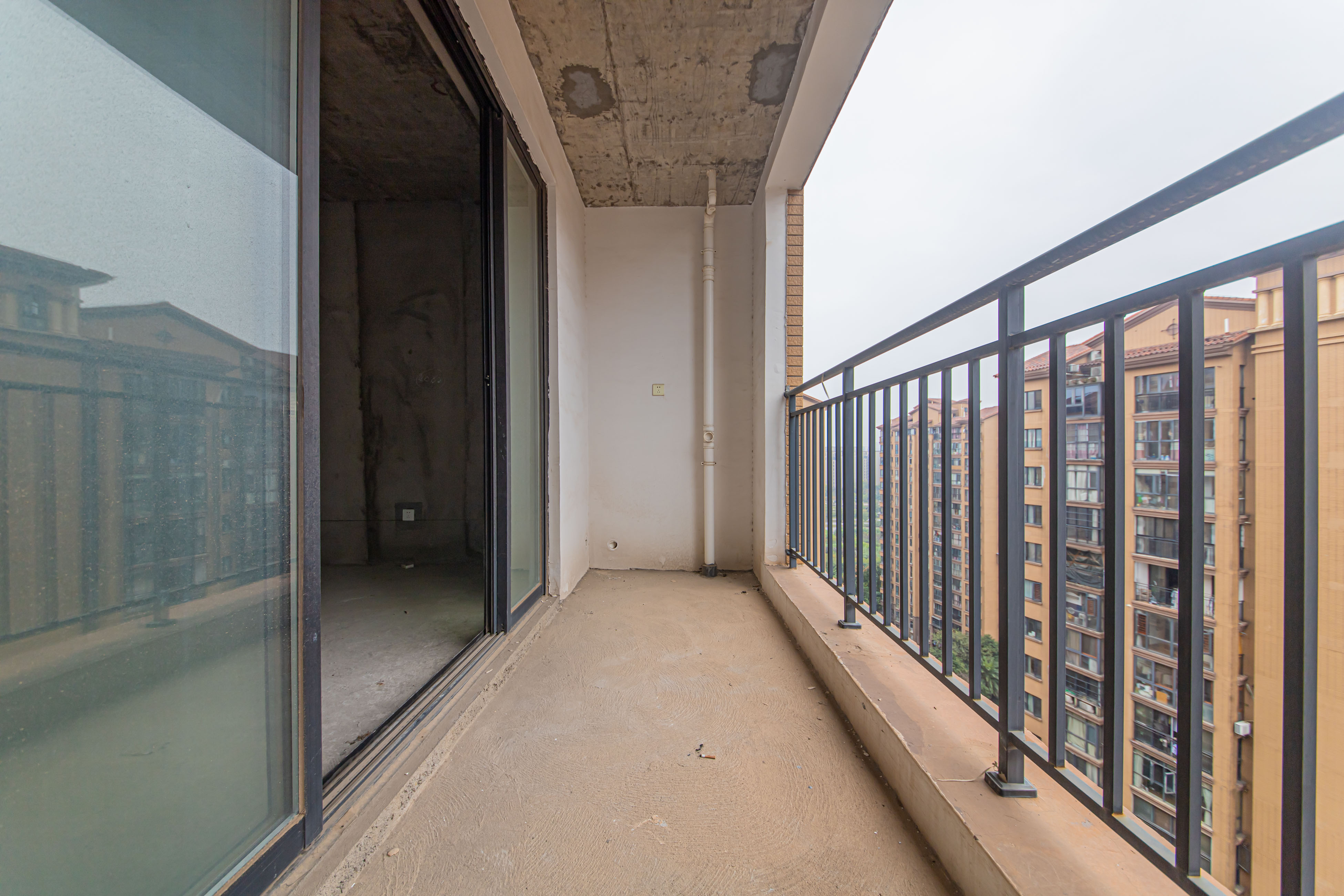 中信凯旋城（中信新城四期）  4室2厅2卫    118.0万阳台