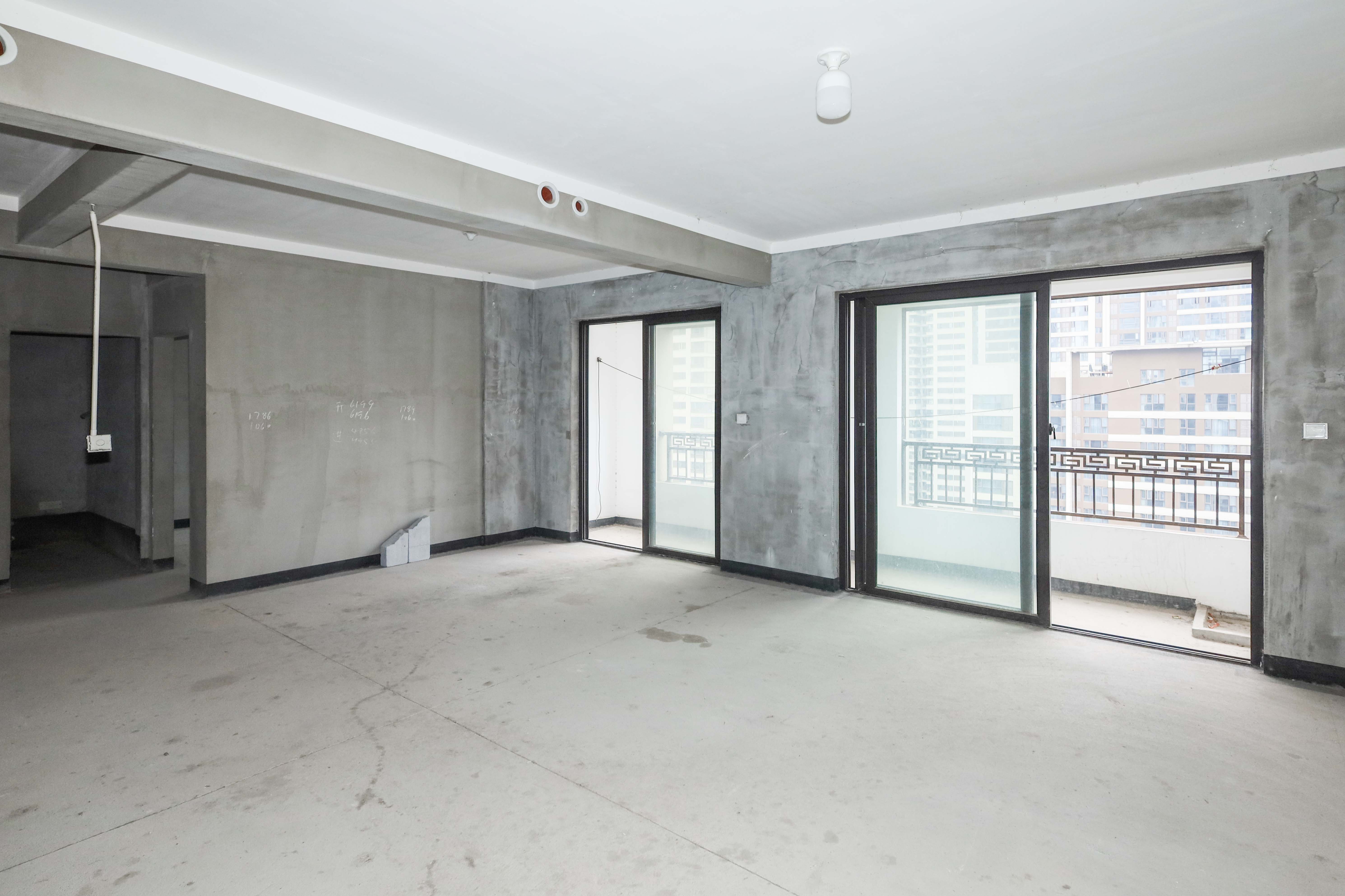 建發(fā)央著  4室2廳2衛(wèi)    160.0萬客廳