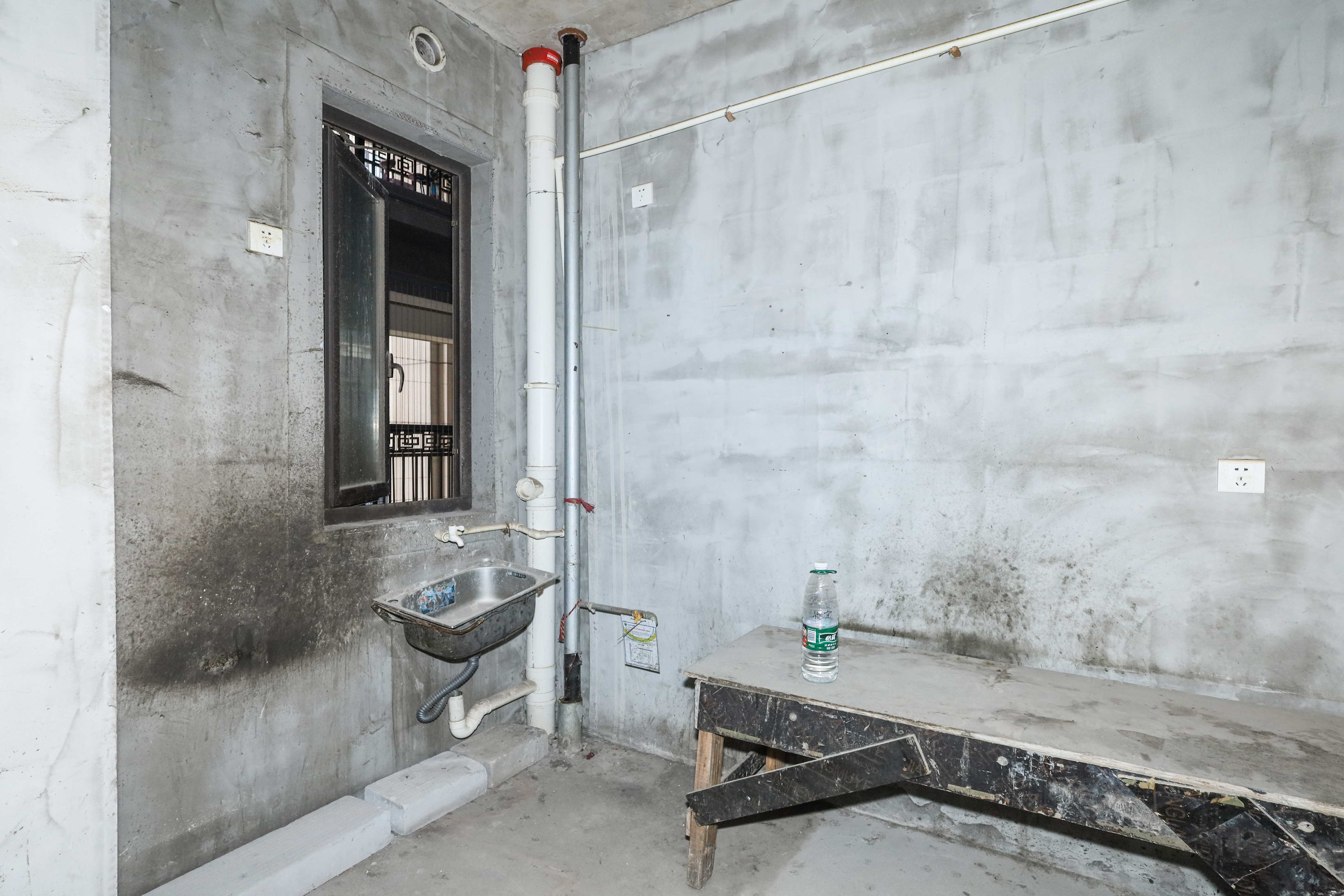 建發(fā)央著  4室2廳2衛(wèi)    160.0萬廚房