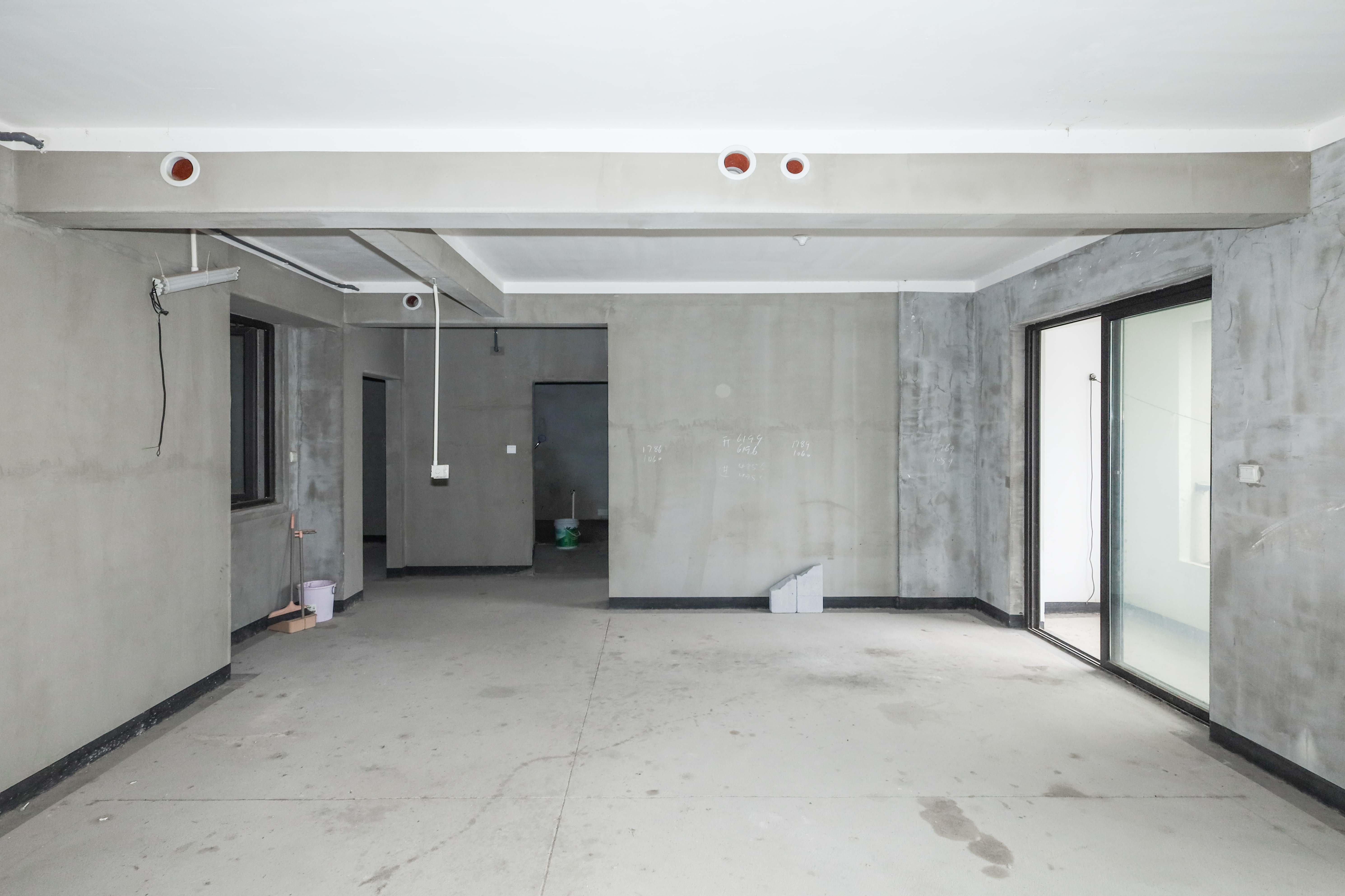 建發(fā)央著  4室2廳2衛(wèi)    160.0萬客廳