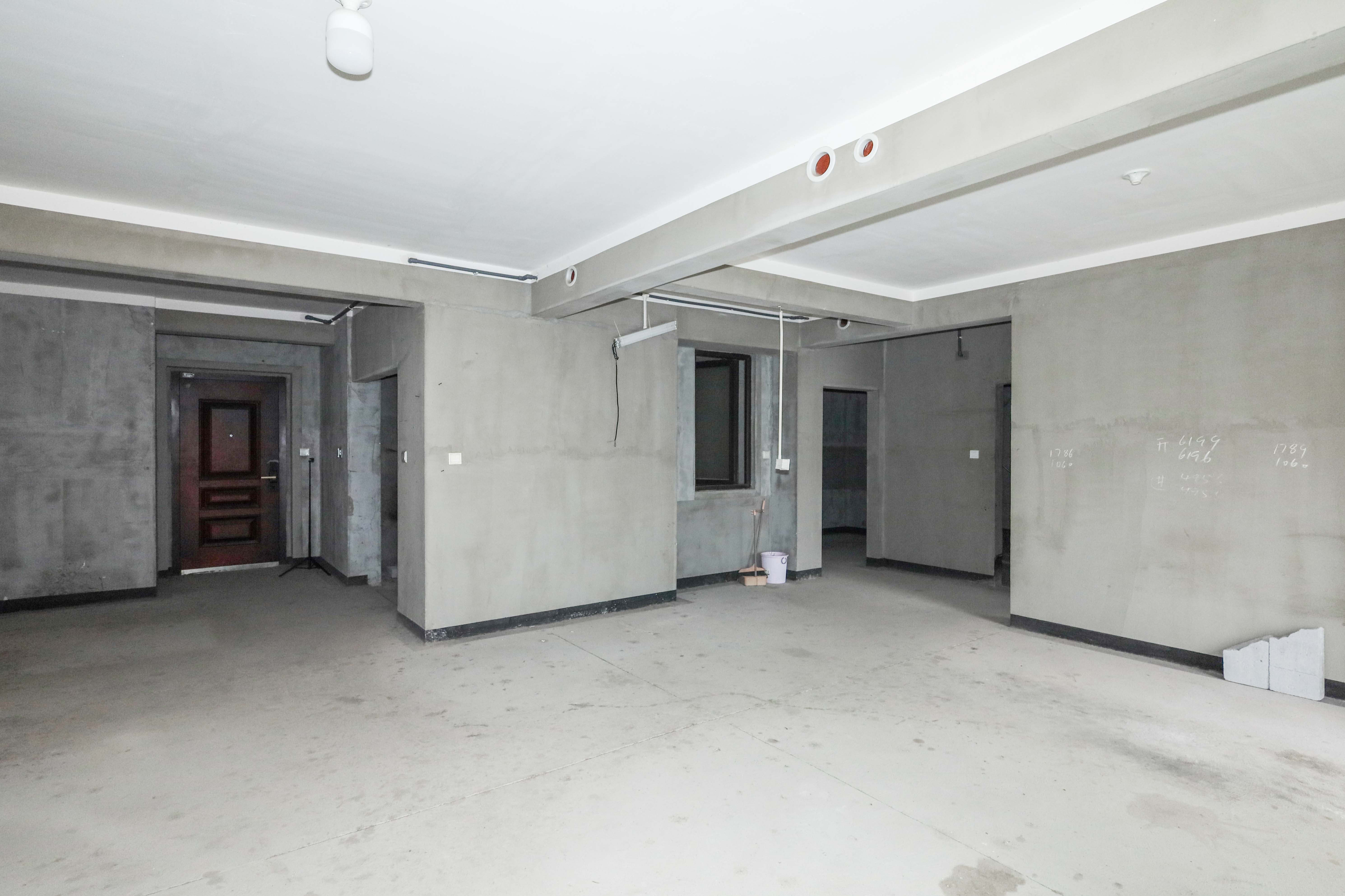 建發(fā)央著  4室2廳2衛(wèi)    160.0萬客廳