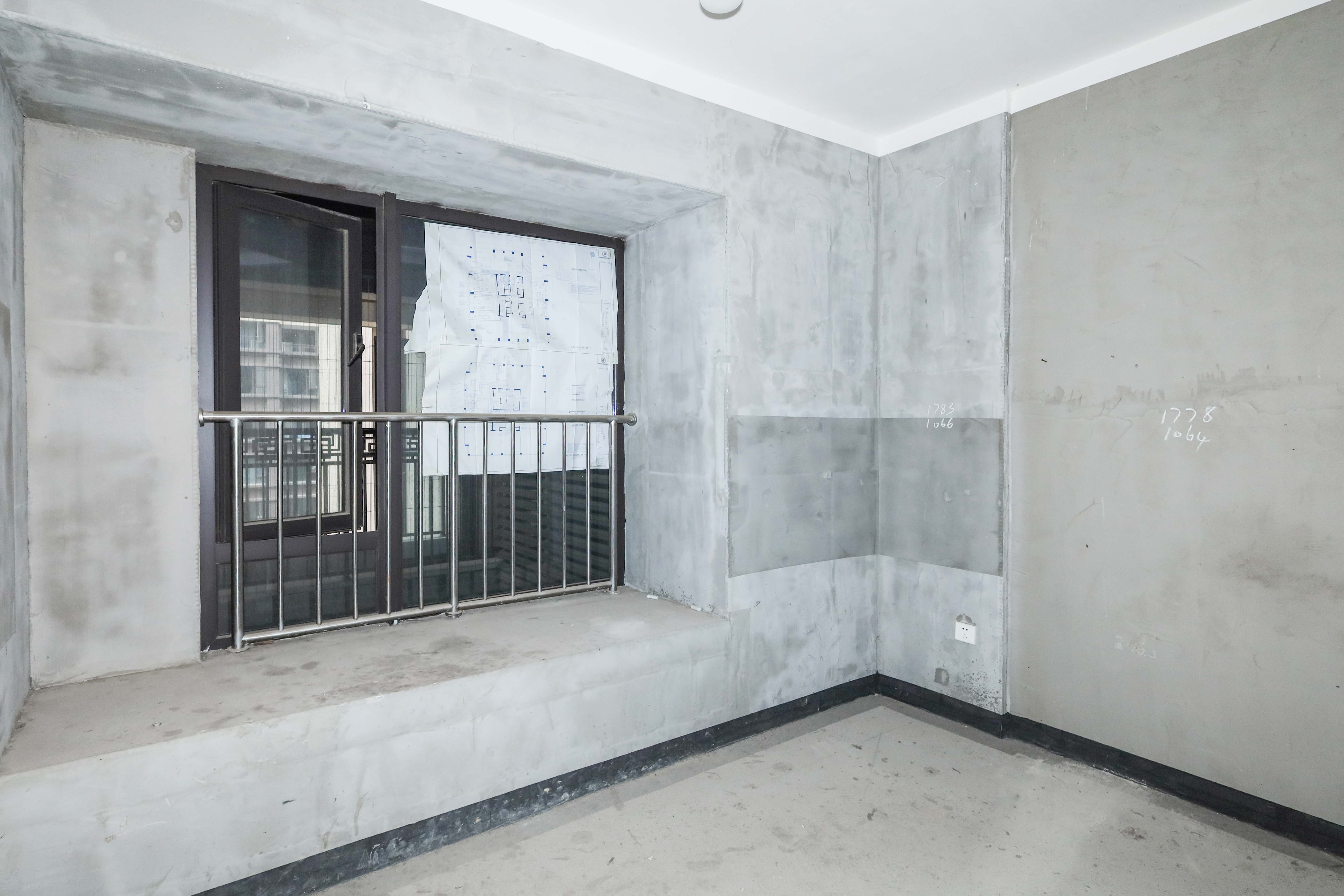 建發(fā)央著  4室2廳2衛(wèi)    160.0萬臥室