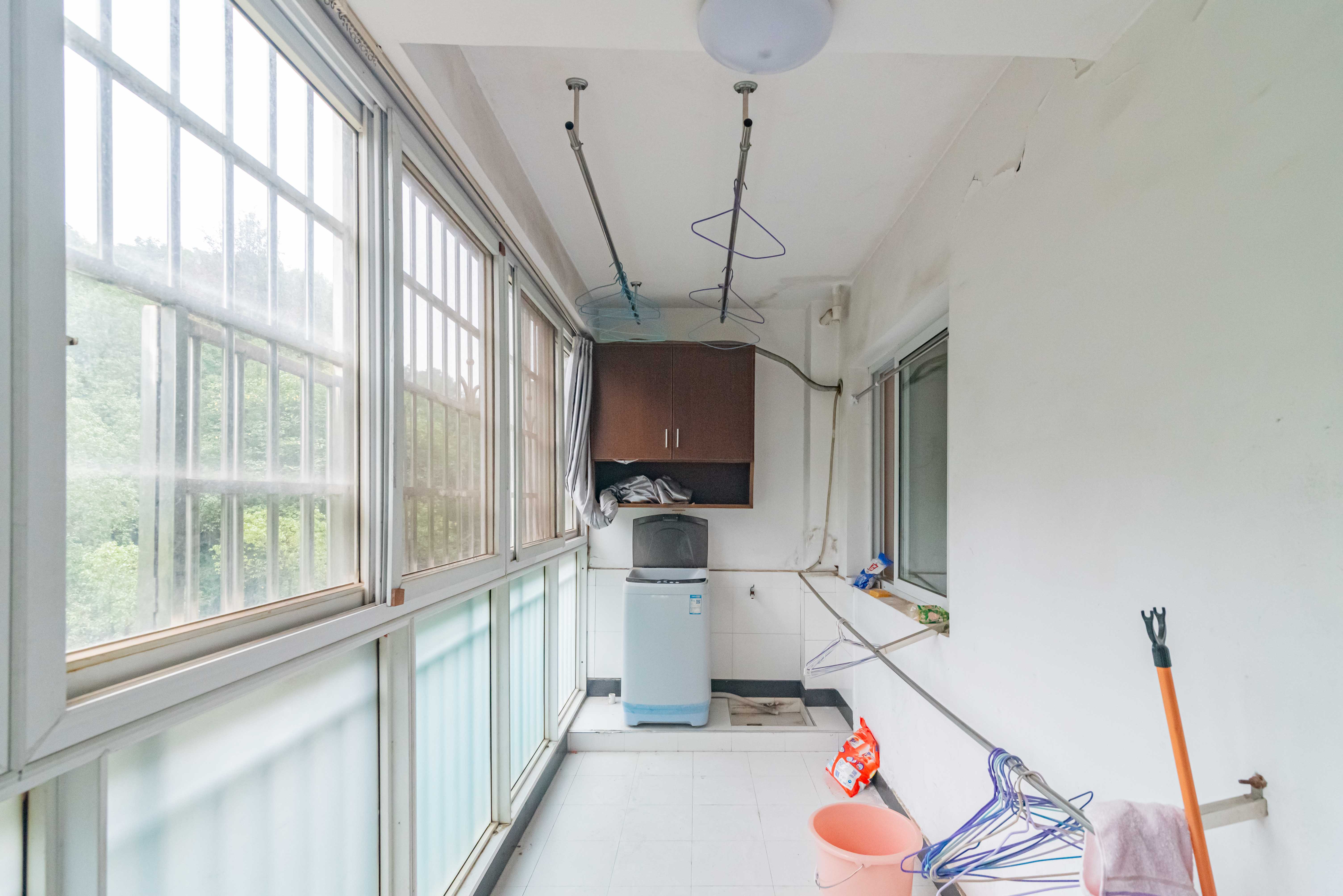学府华庭  3室2厅2卫   82.00万阳台