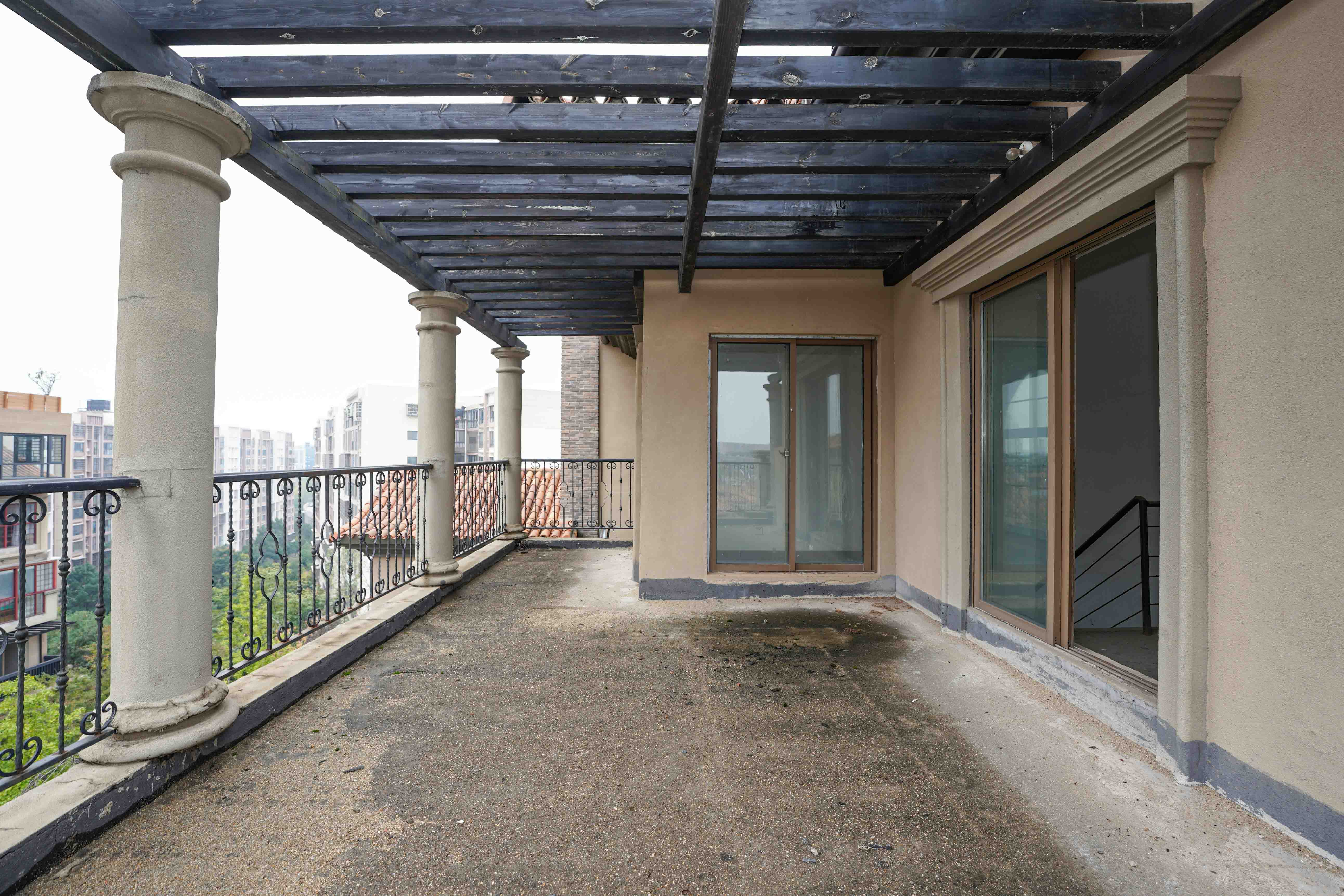 橘郡礼顿山  5室2厅3卫   206.80万阳台