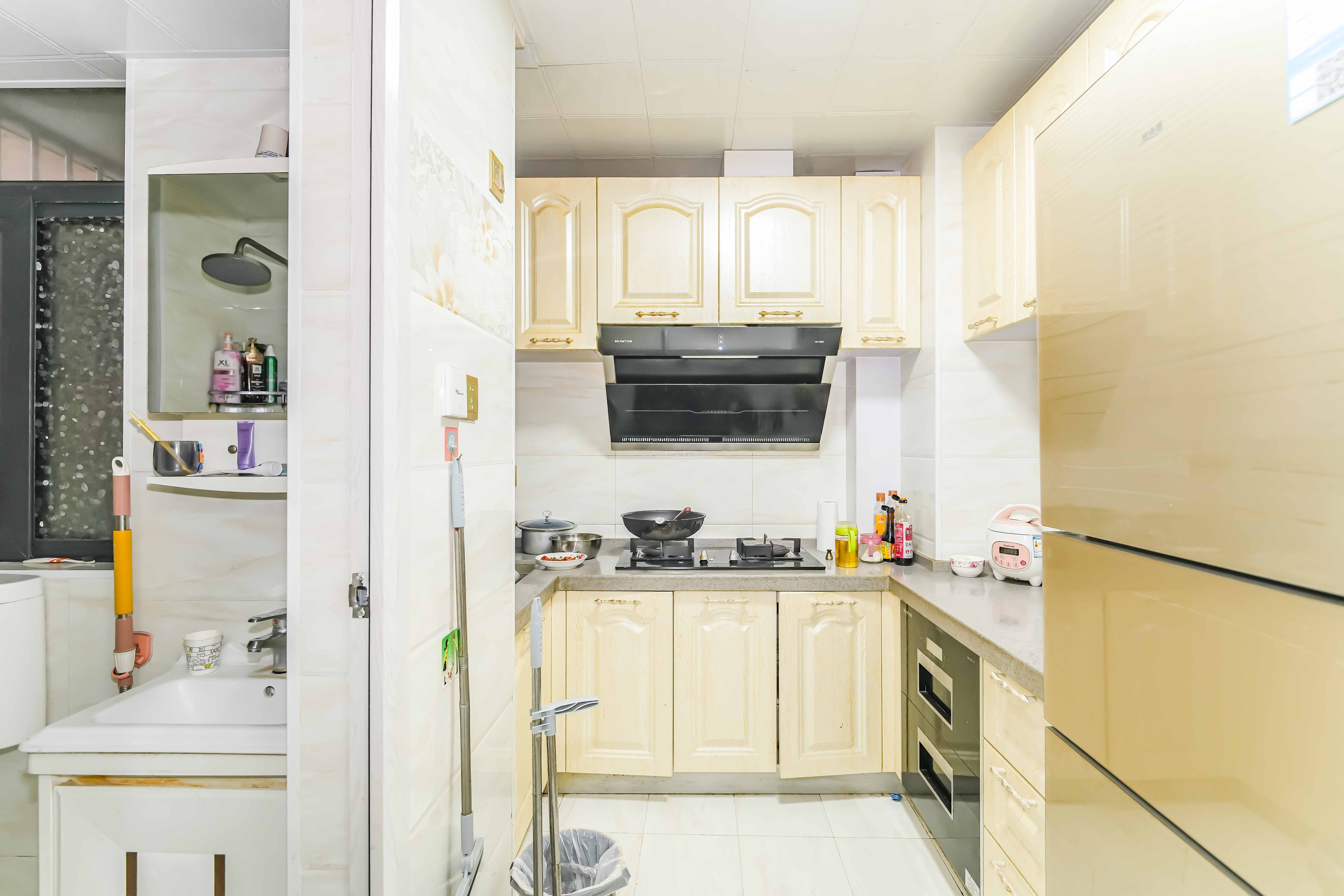 洋湖时代  3室2厅1卫    76.8万厨房