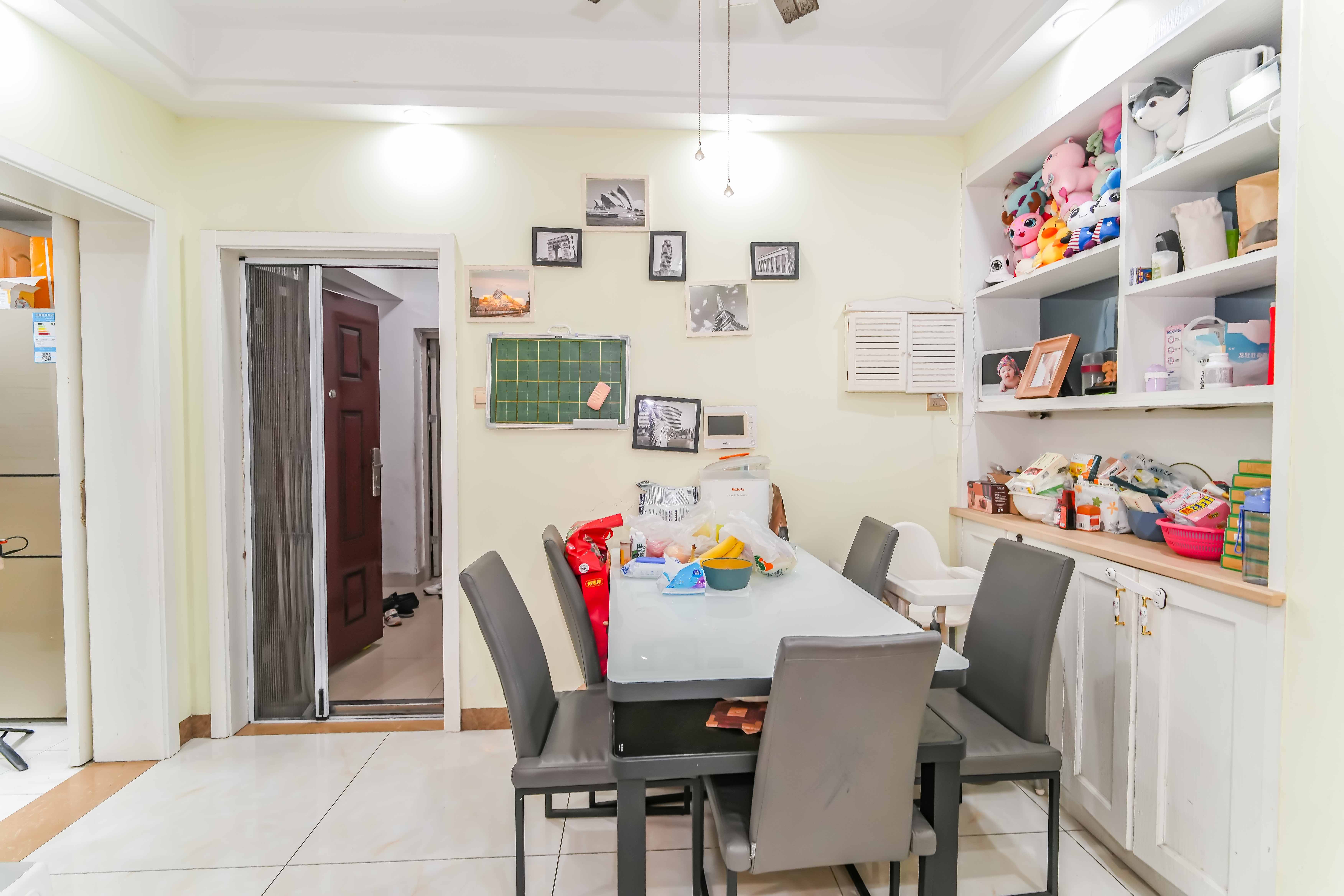 洋湖时代  3室2厅1卫    76.8万客厅