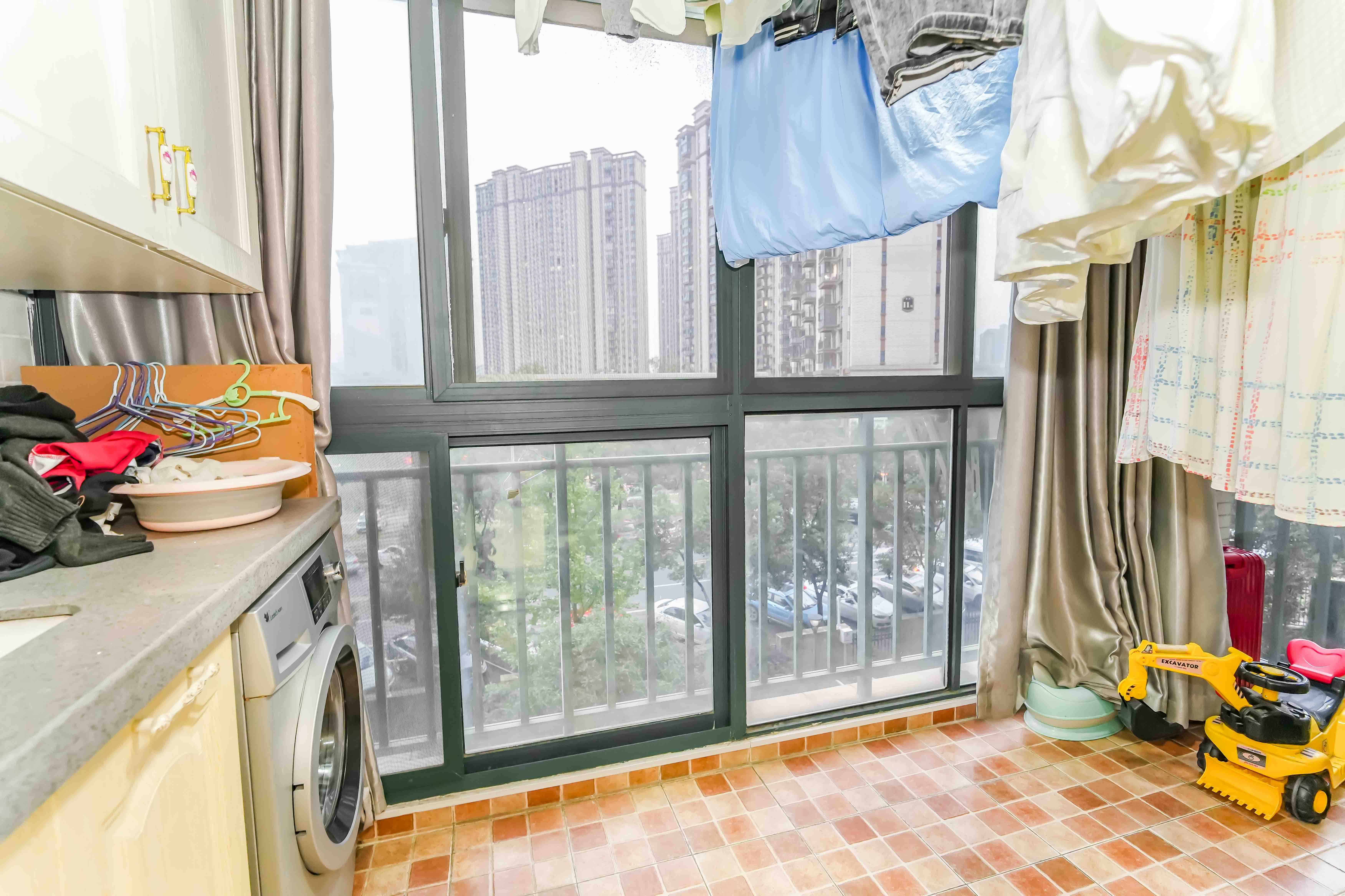 洋湖时代  3室2厅1卫    76.8万阳台