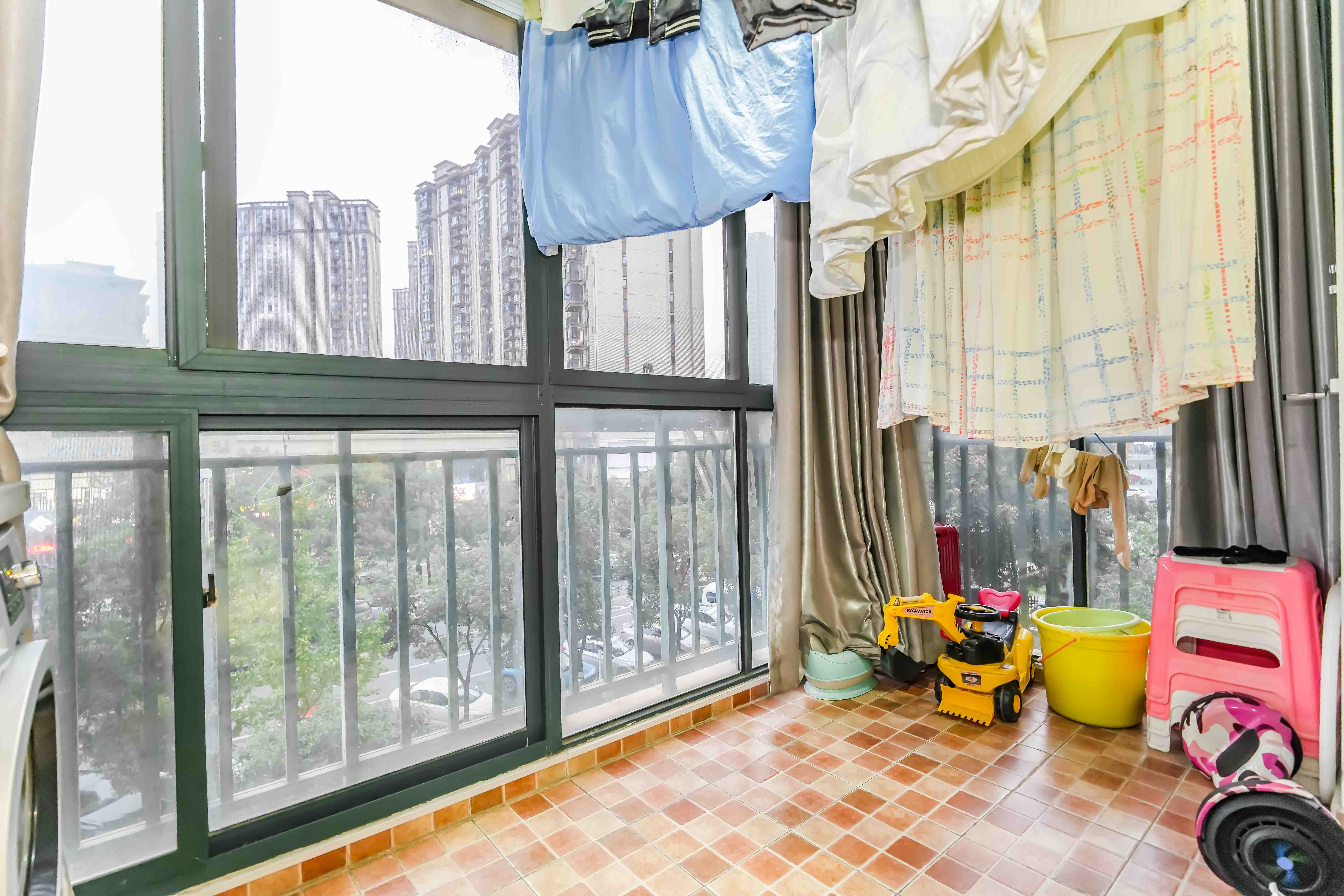 洋湖时代  3室2厅1卫    76.8万阳台