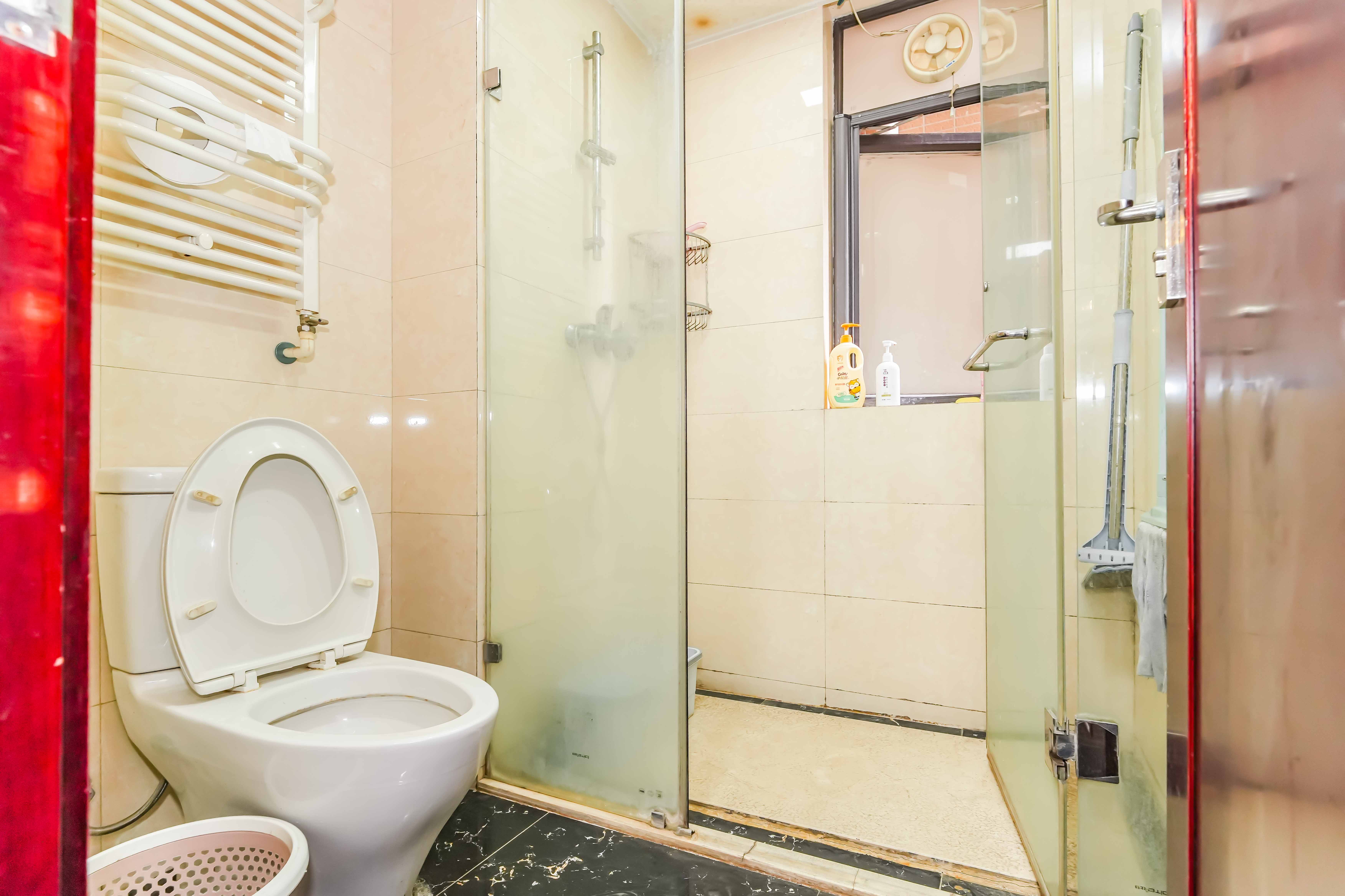 中海国际二期  3室2厅1卫    83.0万卫生间