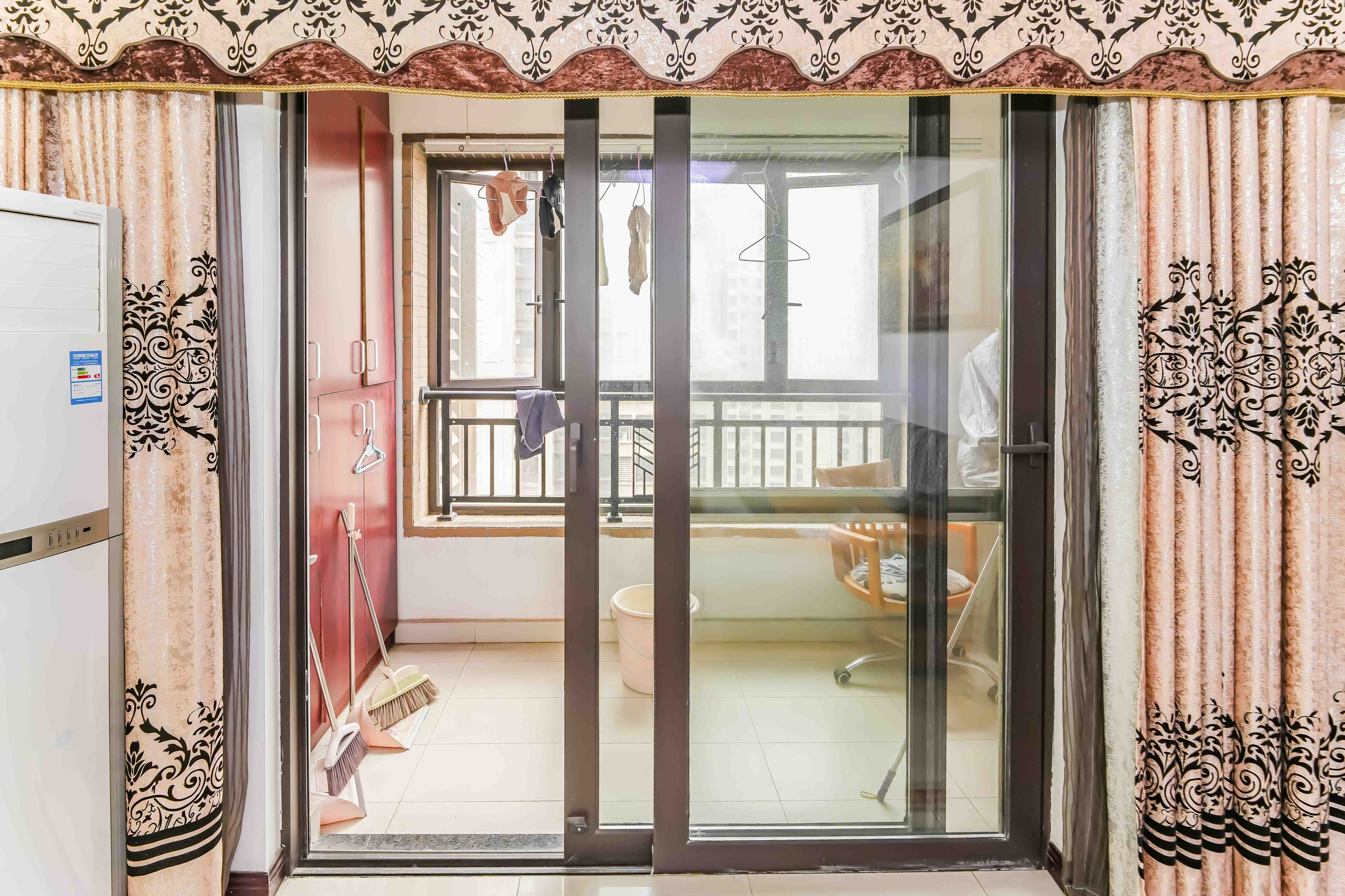 中海国际二期  3室2厅1卫    83.0万阳台