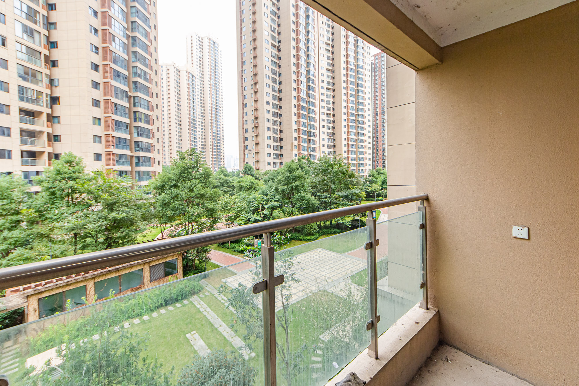 北辰三角洲E4区  4室2厅2卫    156.0万阳台