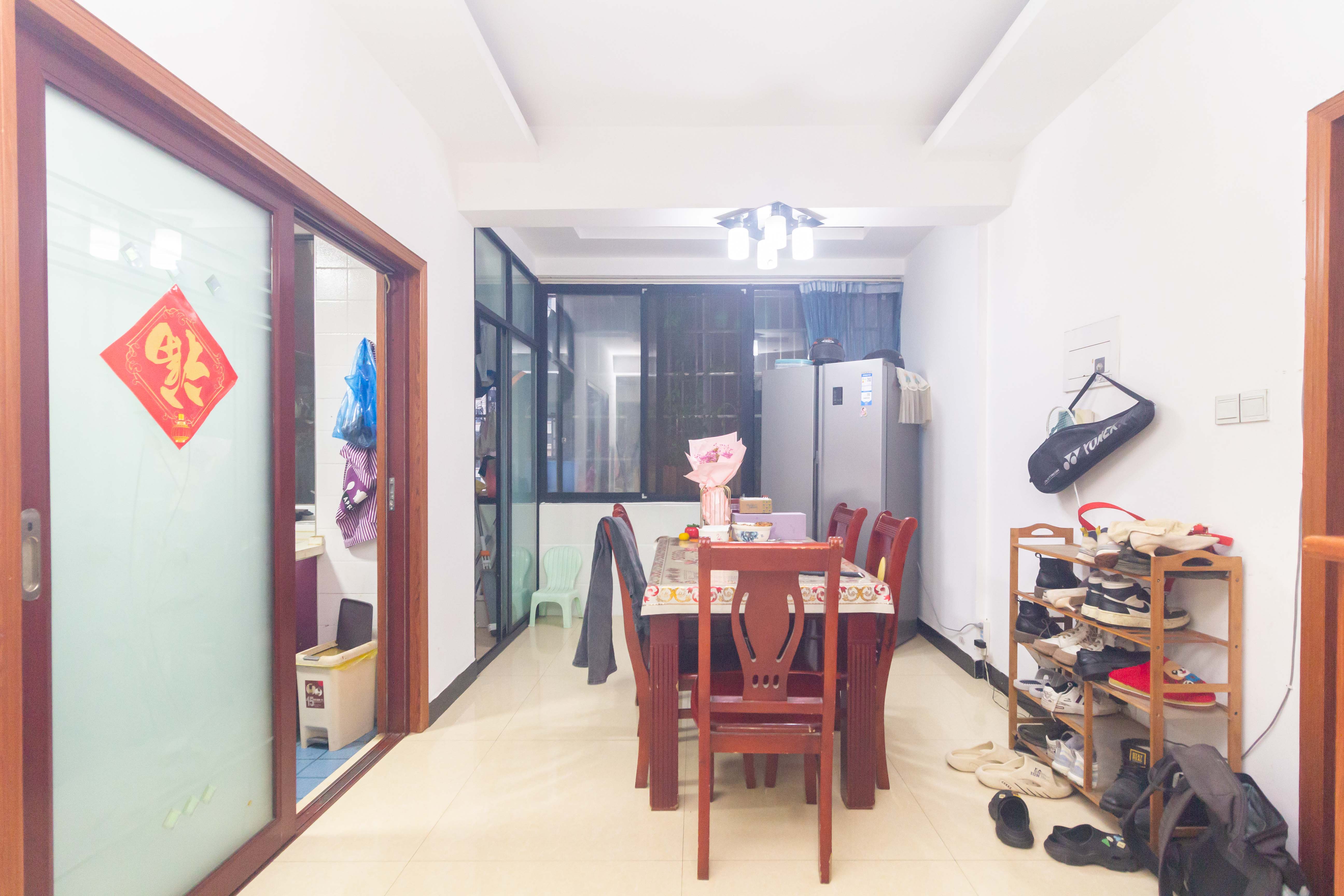 三景国际  3室2厅1卫    65.0万 三景国际  3室2厅1卫    65.0万客厅