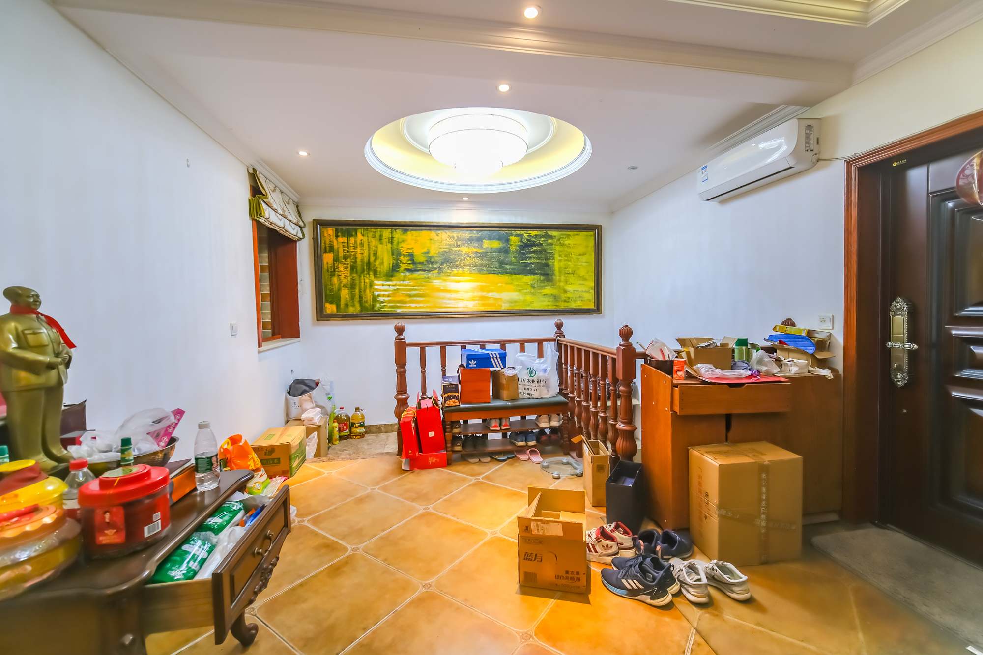三一街区  5室2厅1卫   210.00万客厅