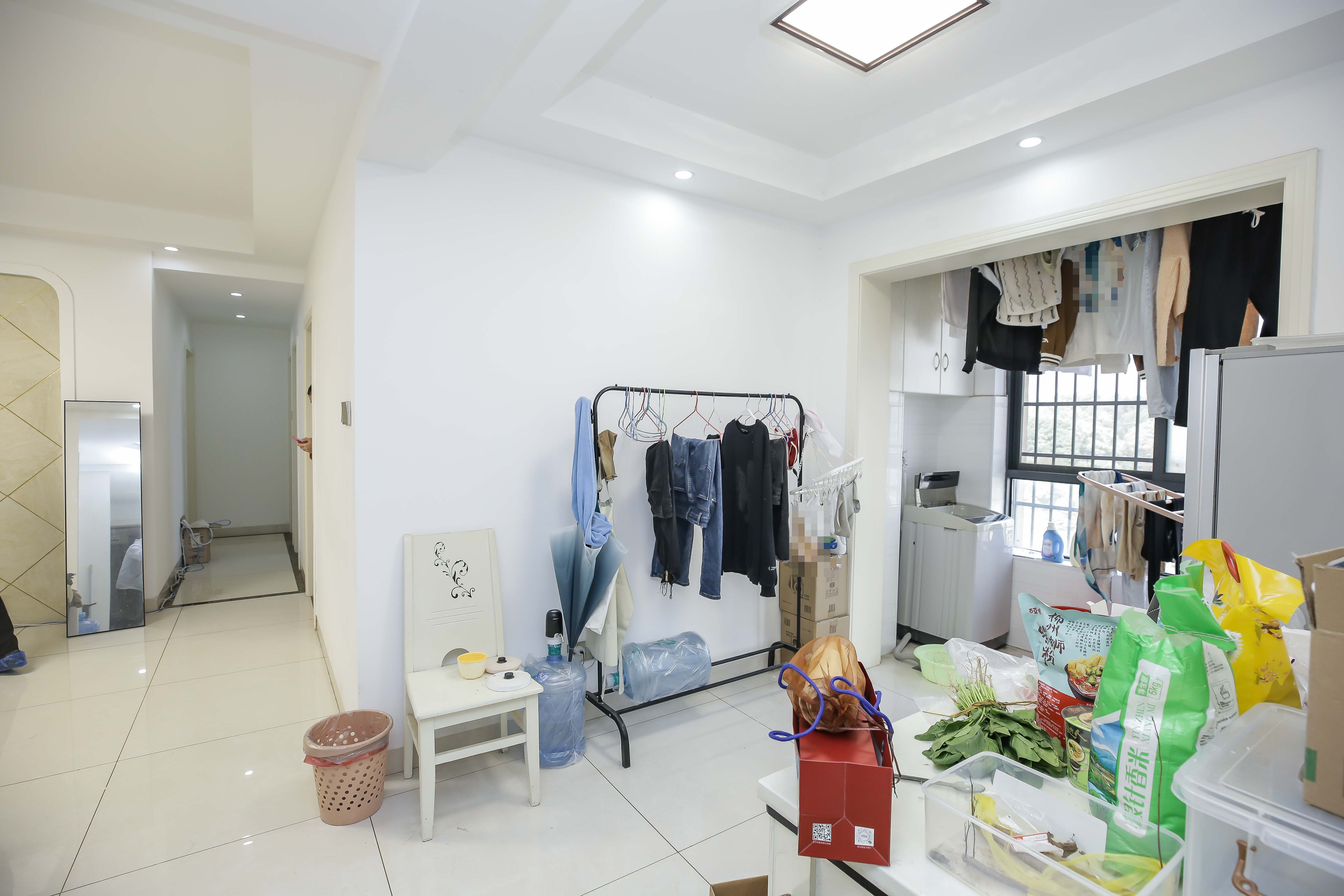 天麓尚层  3室2厅2卫   76.00万客厅