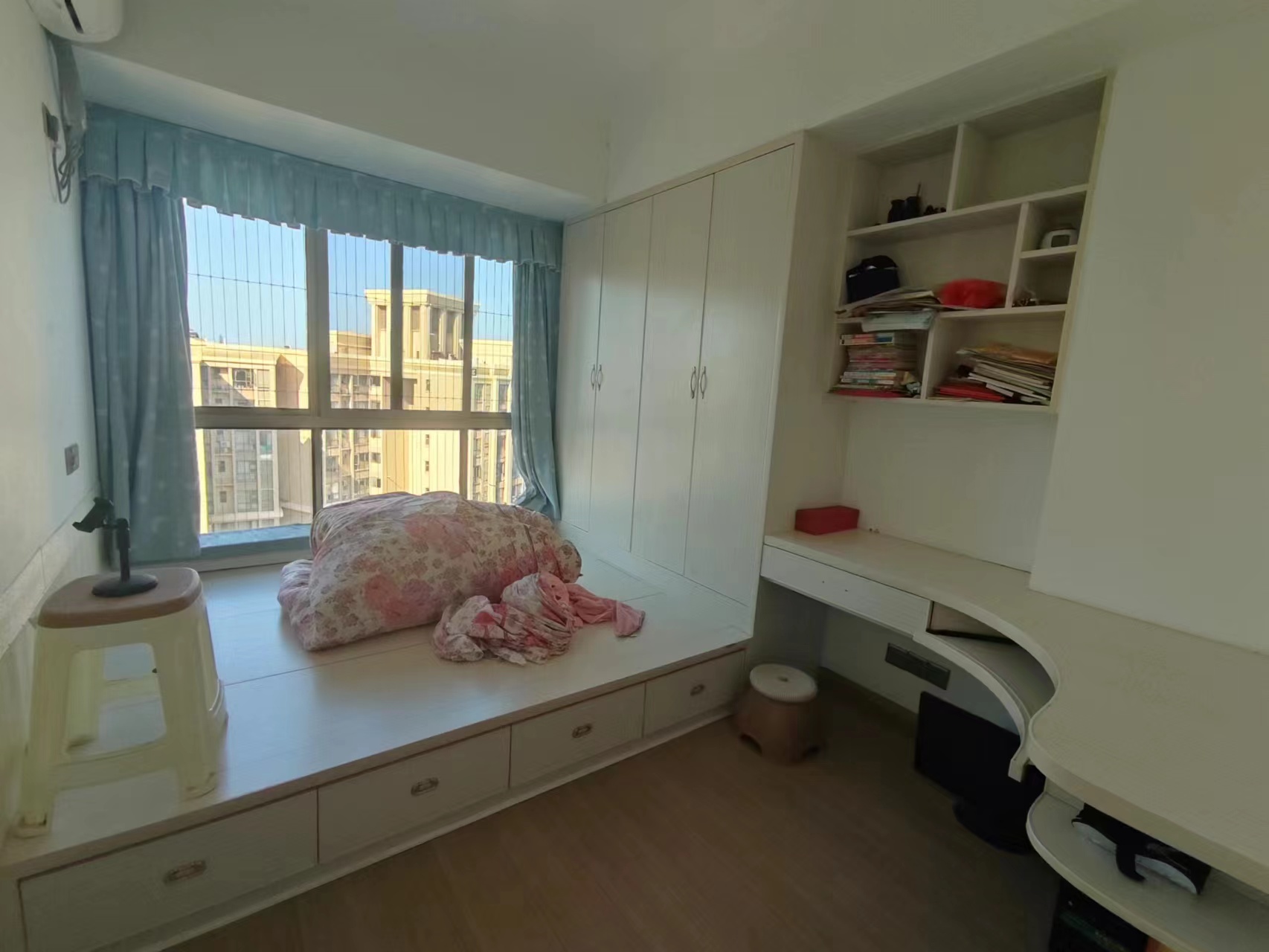 奥园广场  4室2厅1卫    78.0万 奥园广场  4室2厅1卫    78.0万室内图