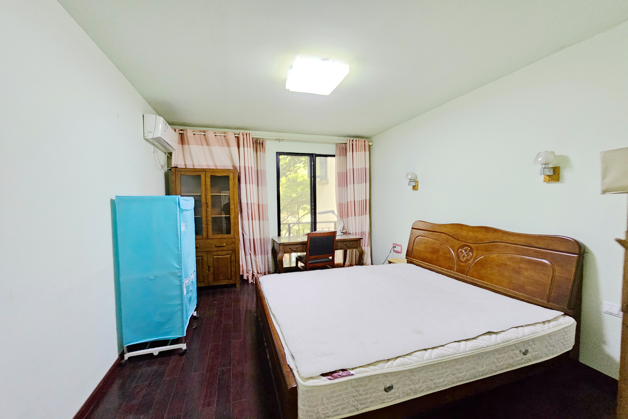 西街花园 3室2厅2卫 143.0万 西街花园 3室2厅2卫 143.0万卧室