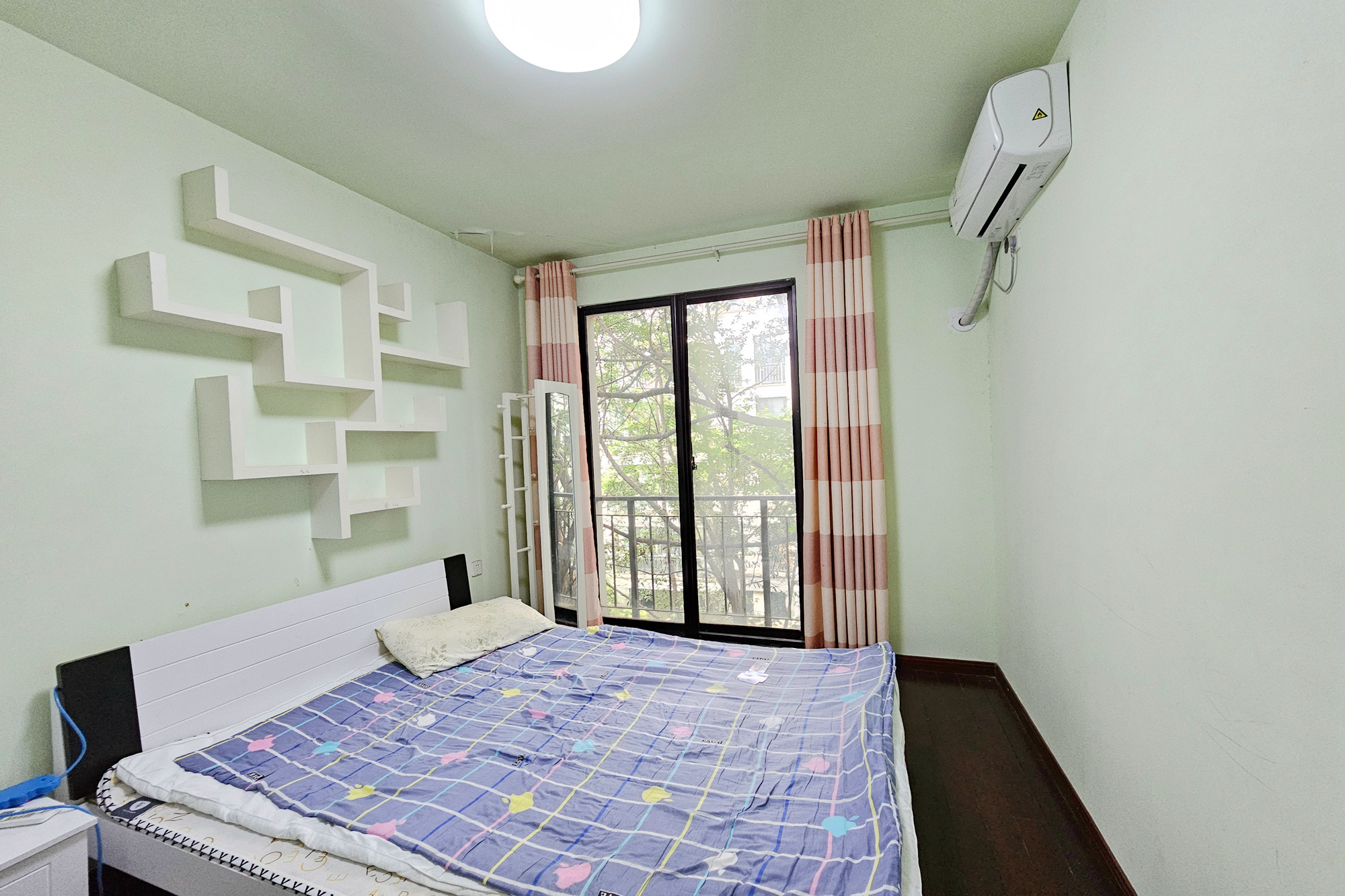 西街花园 3室2厅2卫 143.0万 西街花园 3室2厅2卫 143.0万卧室