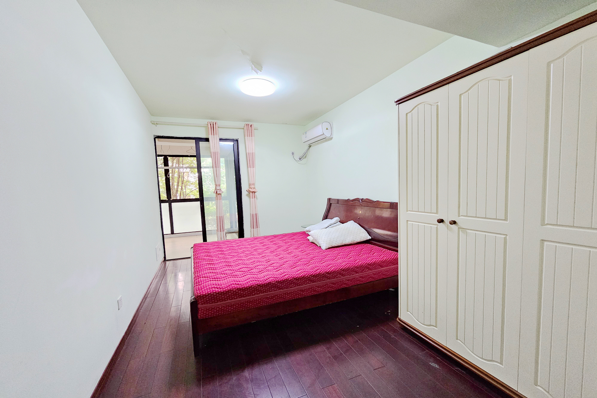 西街花园 3室2厅2卫 143.0万 西街花园 3室2厅2卫 143.0万卧室