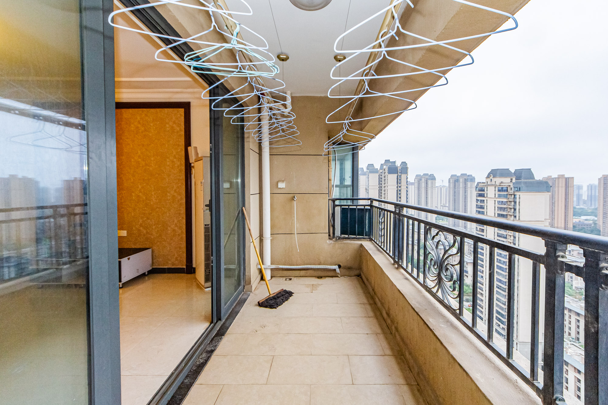 恒大御景天下城一期 4室2厅2卫 99.0万 恒大御景天下城一期 4室2厅2卫 99.0万阳台