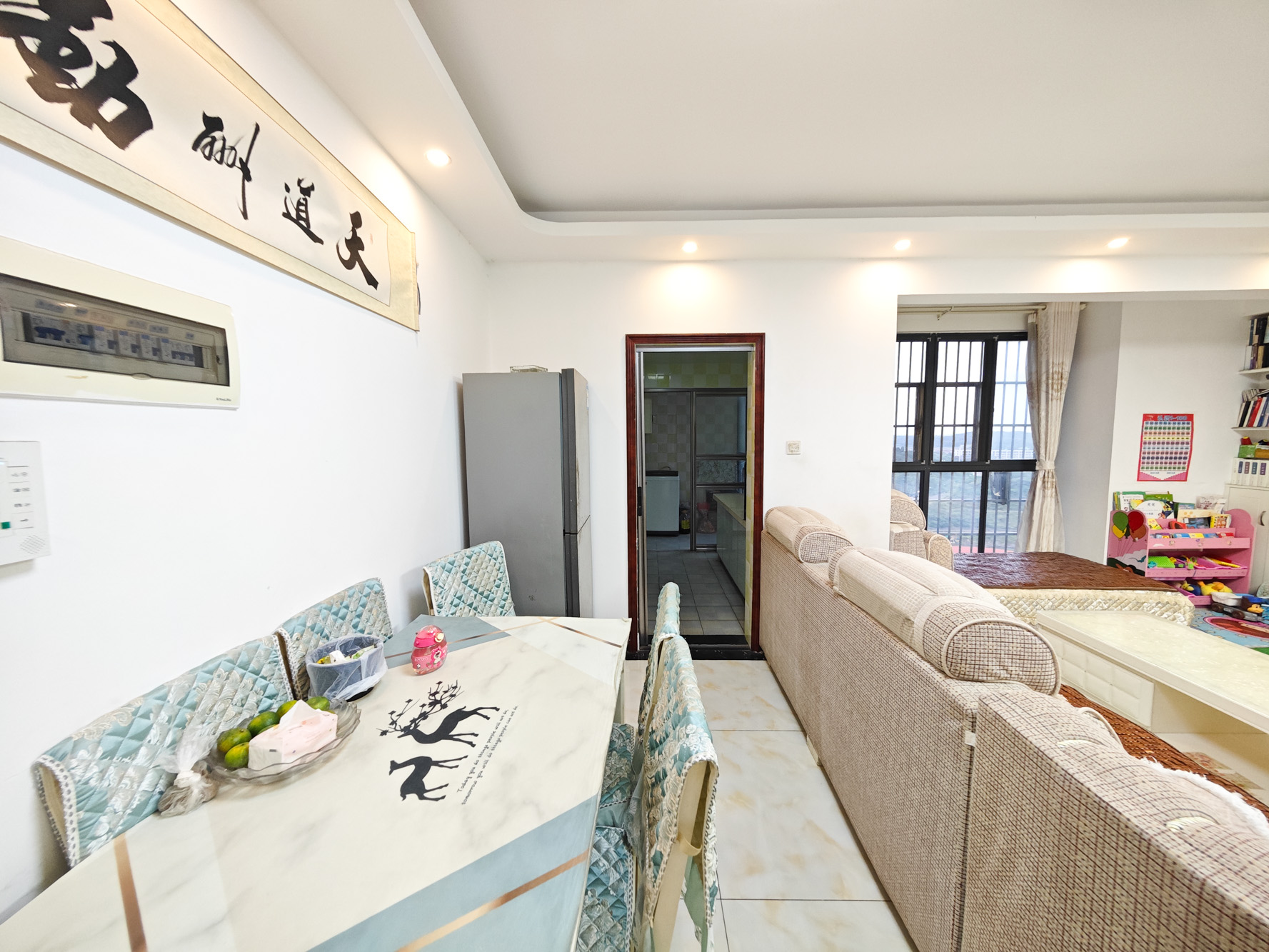 南庭城果  4室2厅2卫   90.00万客厅