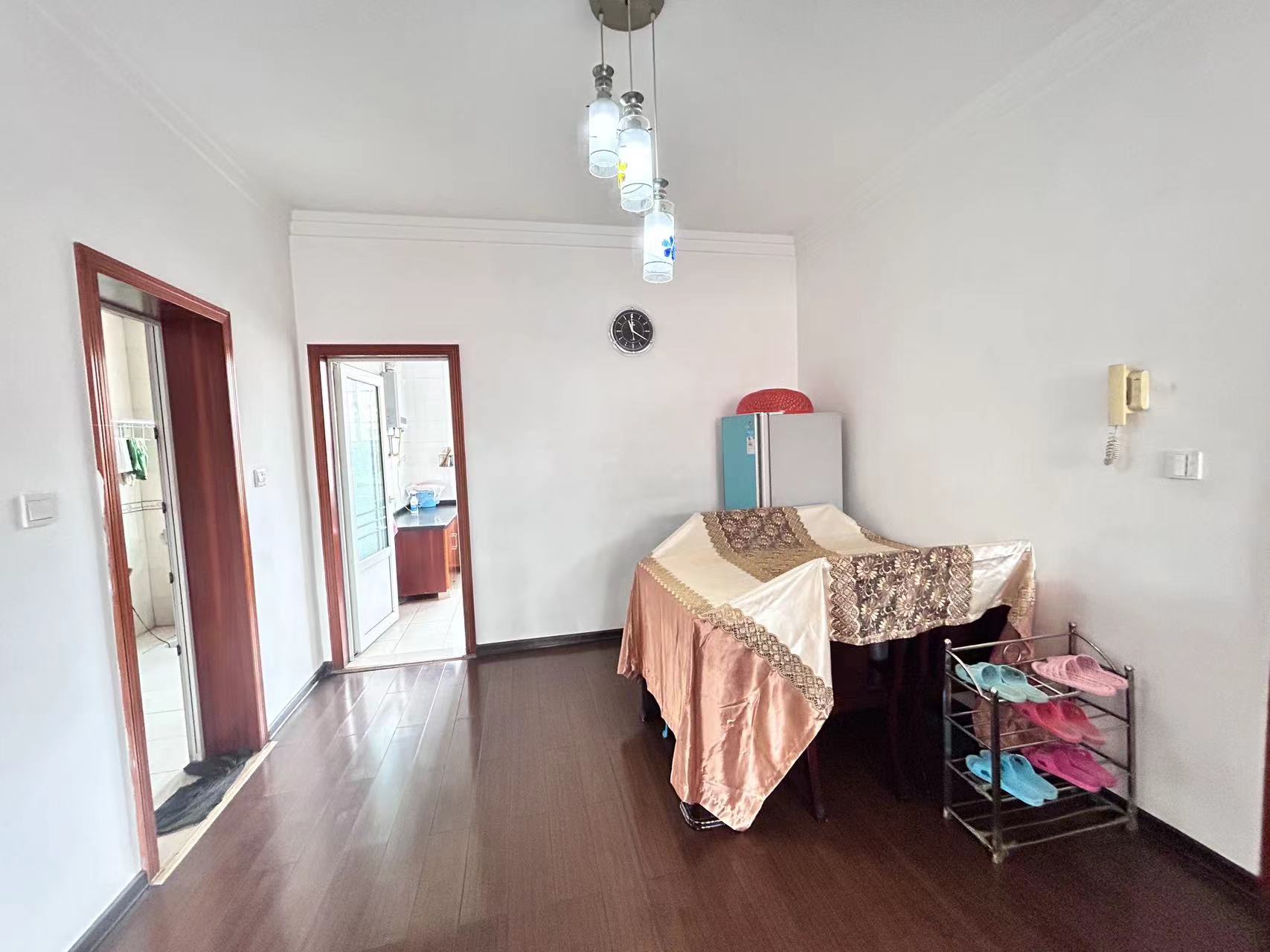 湖工花园 3室2厅2卫 42.8万 湖工花园 3室2厅2卫 42.8万客厅