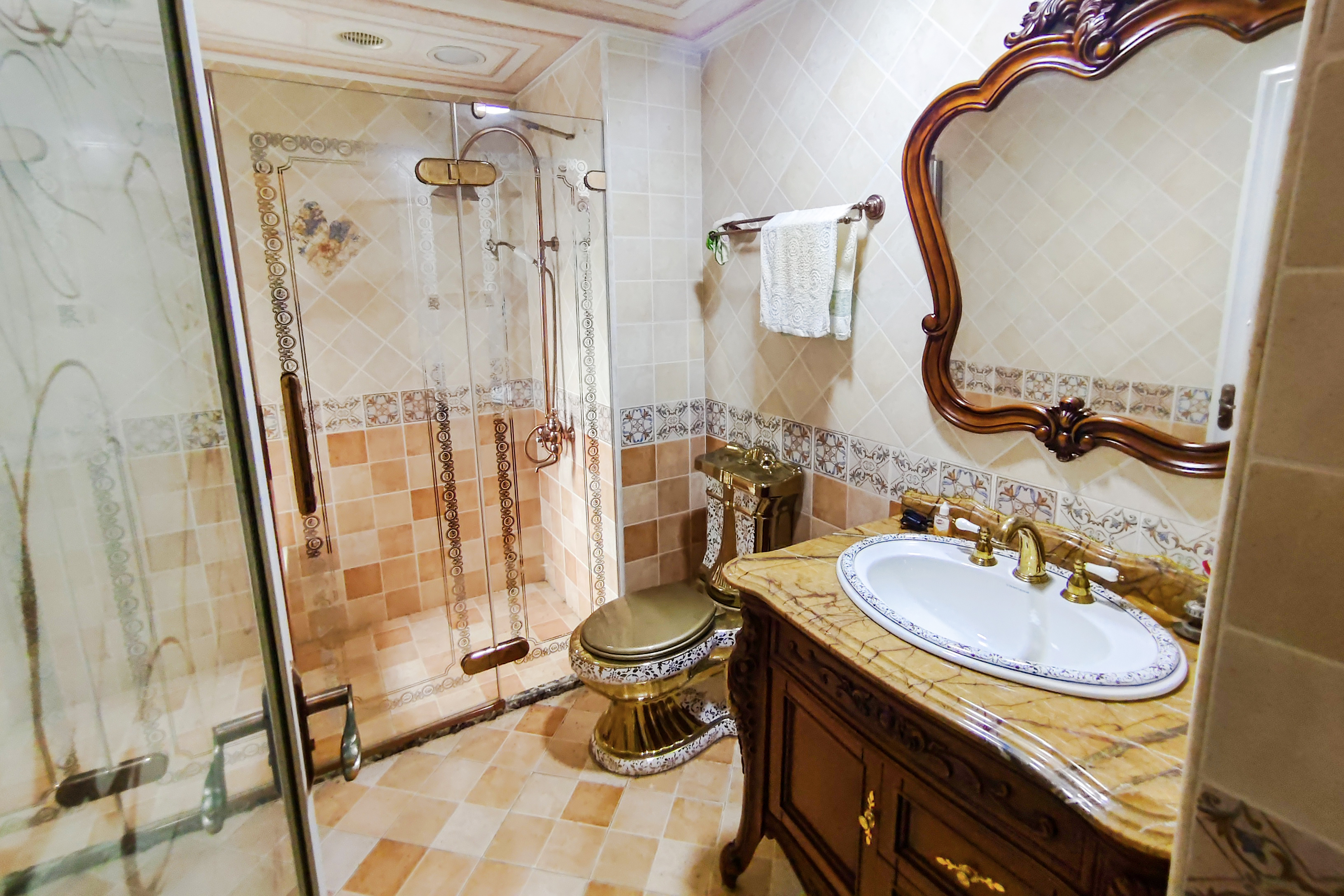 保利国际广场  5室2厅4卫    537.0万卫生间