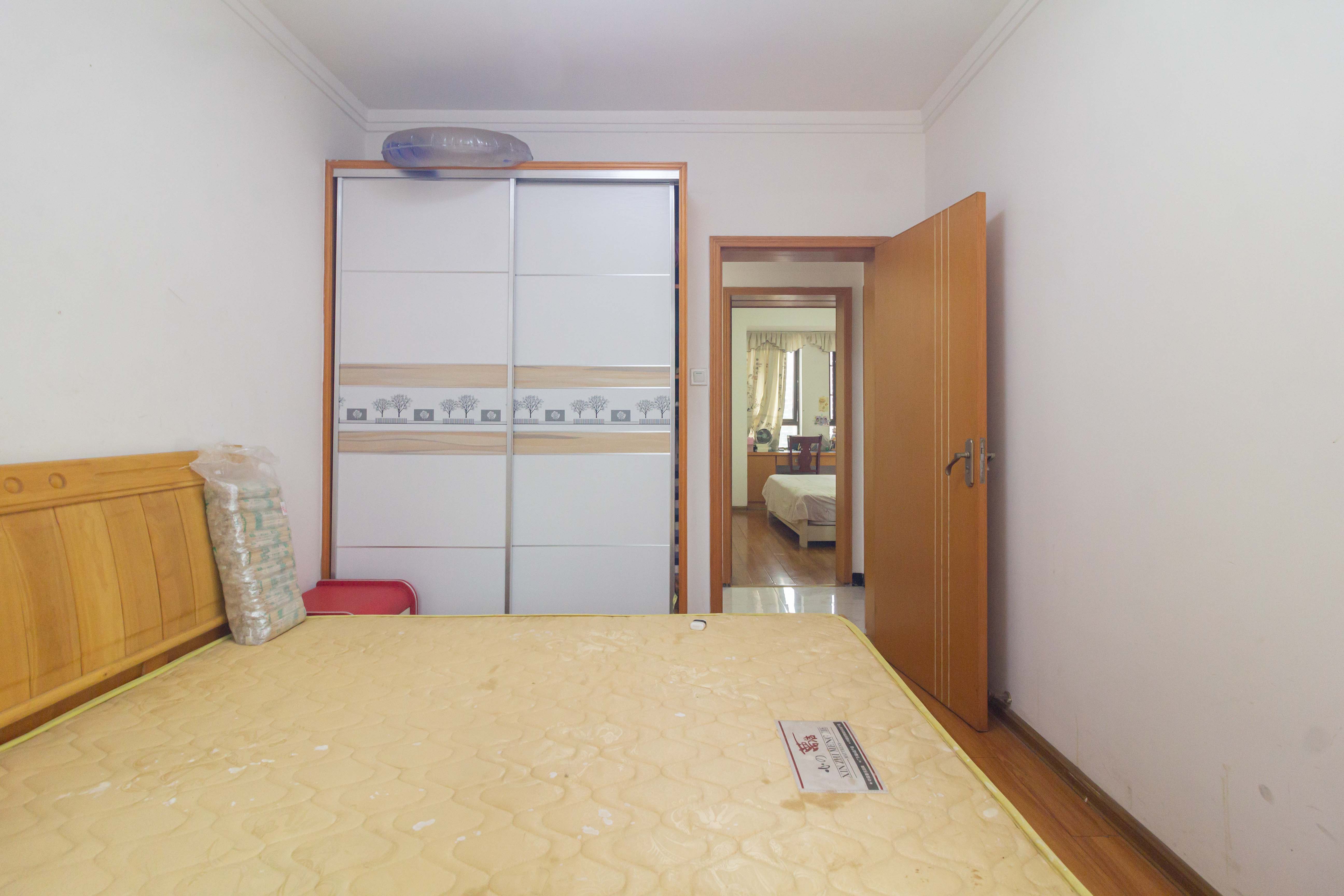 方略潇邦  3室2厅2卫   73.80万卧室