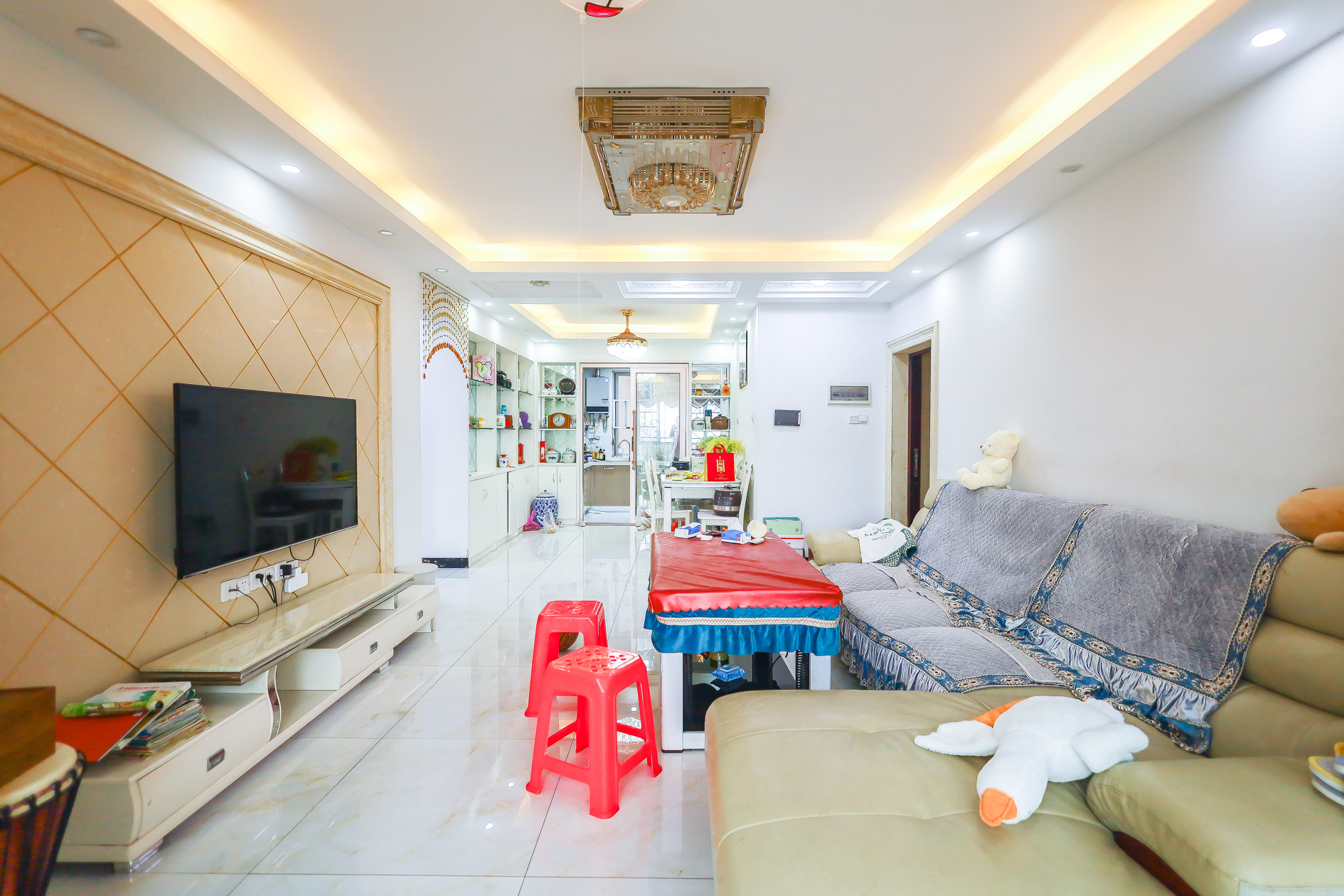 恒广国际景园一二区  3室2厅2卫   89.80万 恒广国际景园一二区  3室2厅2卫   89.80万客厅