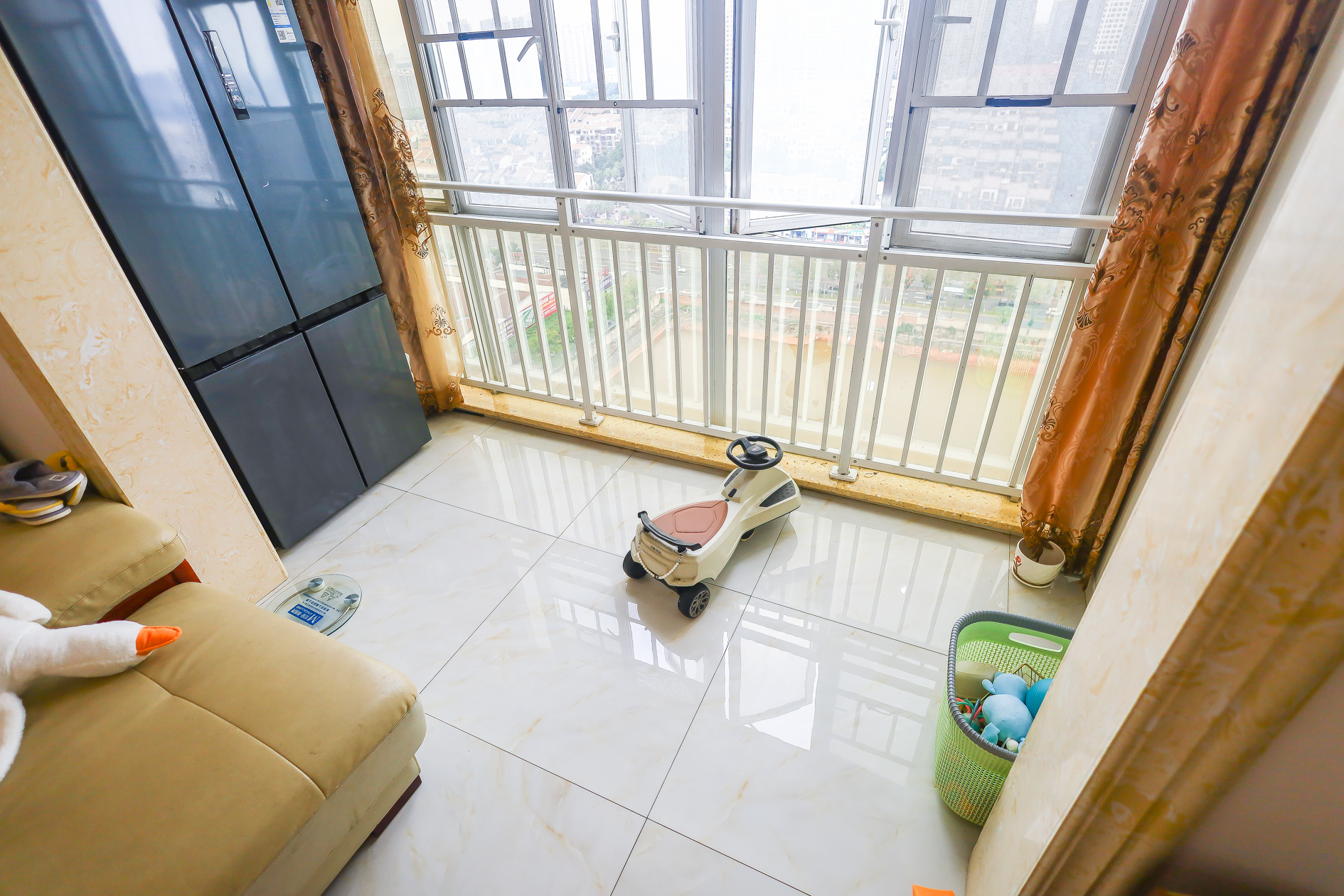 恒广国际景园一二区  3室2厅2卫   89.80万 恒广国际景园一二区  3室2厅2卫   89.80万阳台