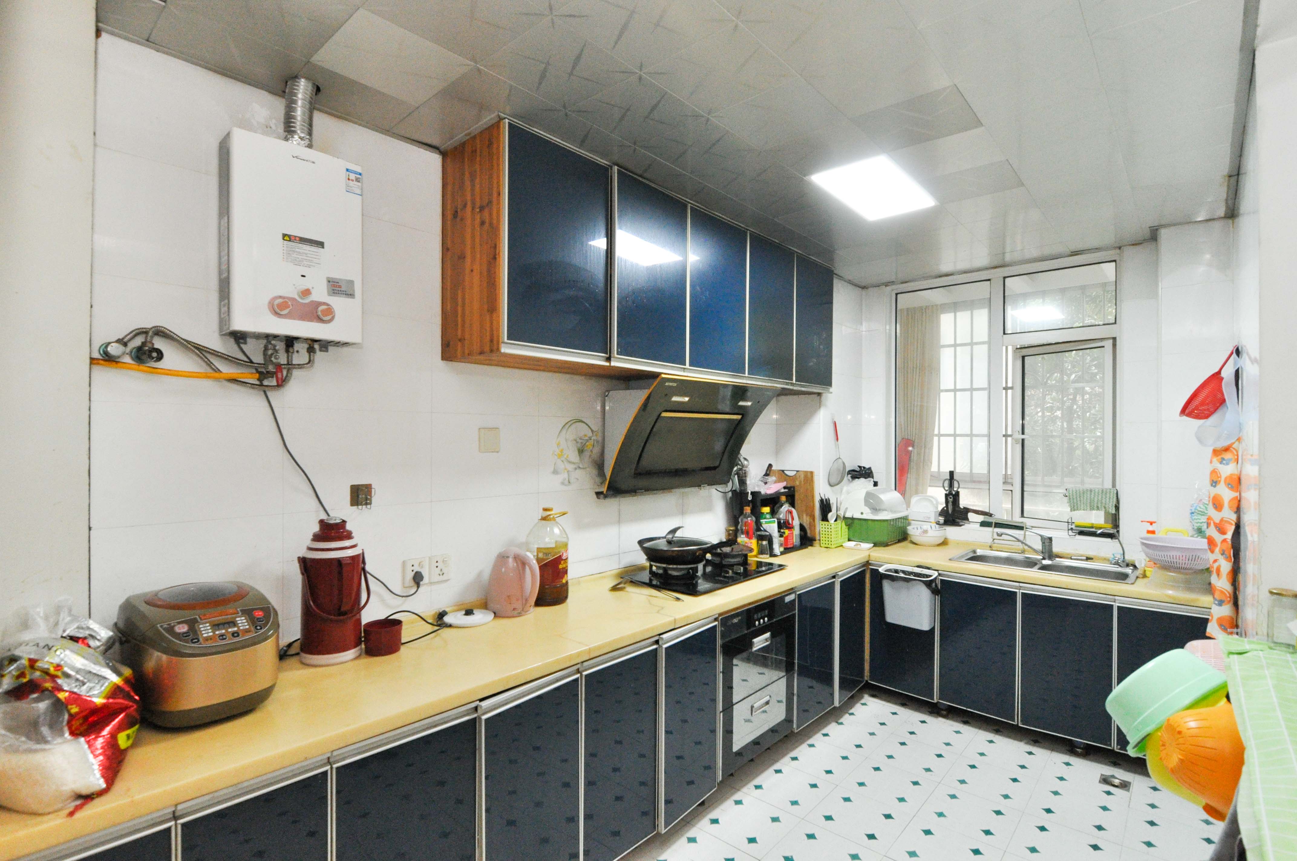 麓山枫情  3室2厅1卫    107.0万厨房