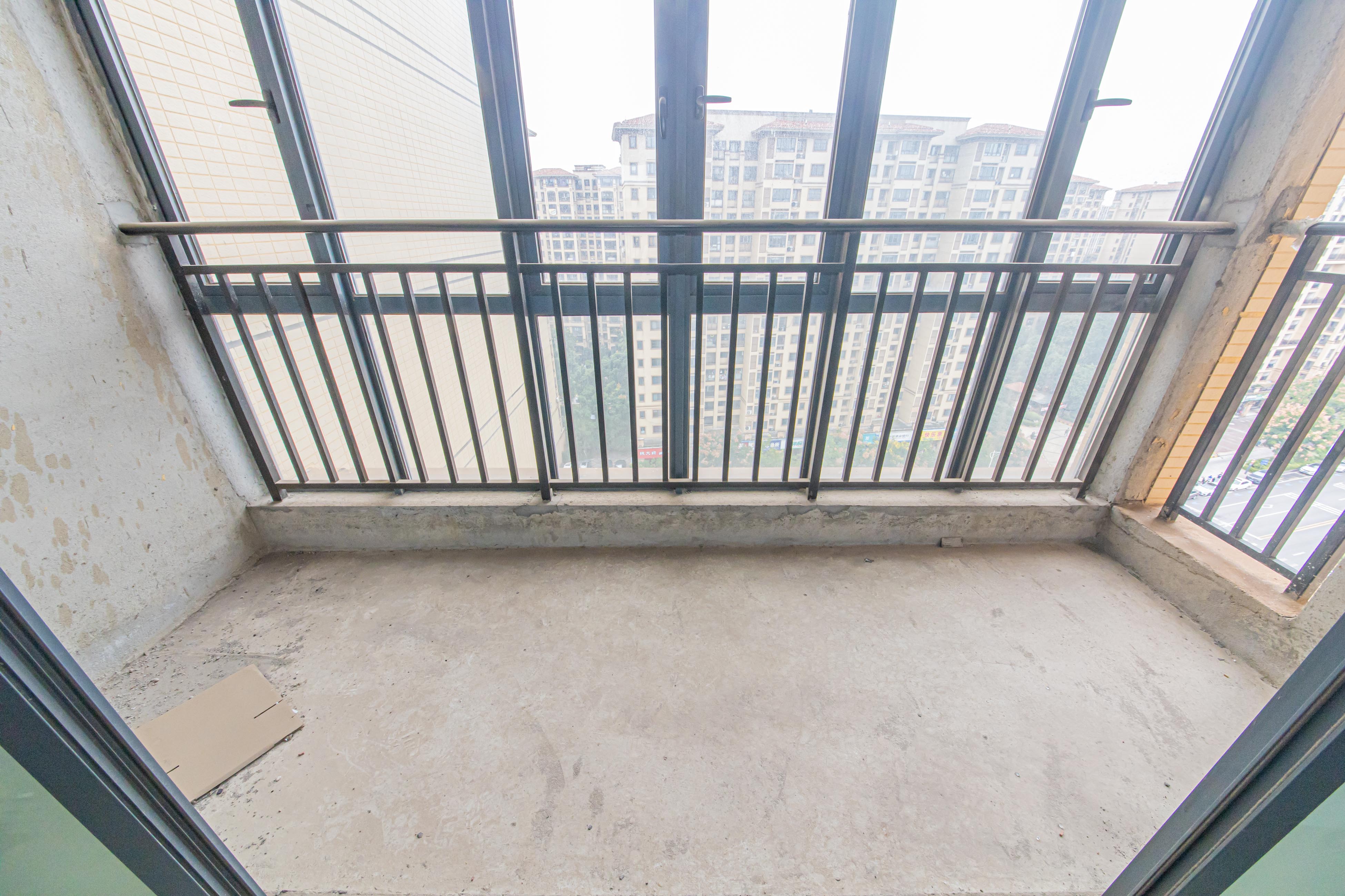 中建芙蓉嘉苑  4室2厅2卫    145.0万阳台