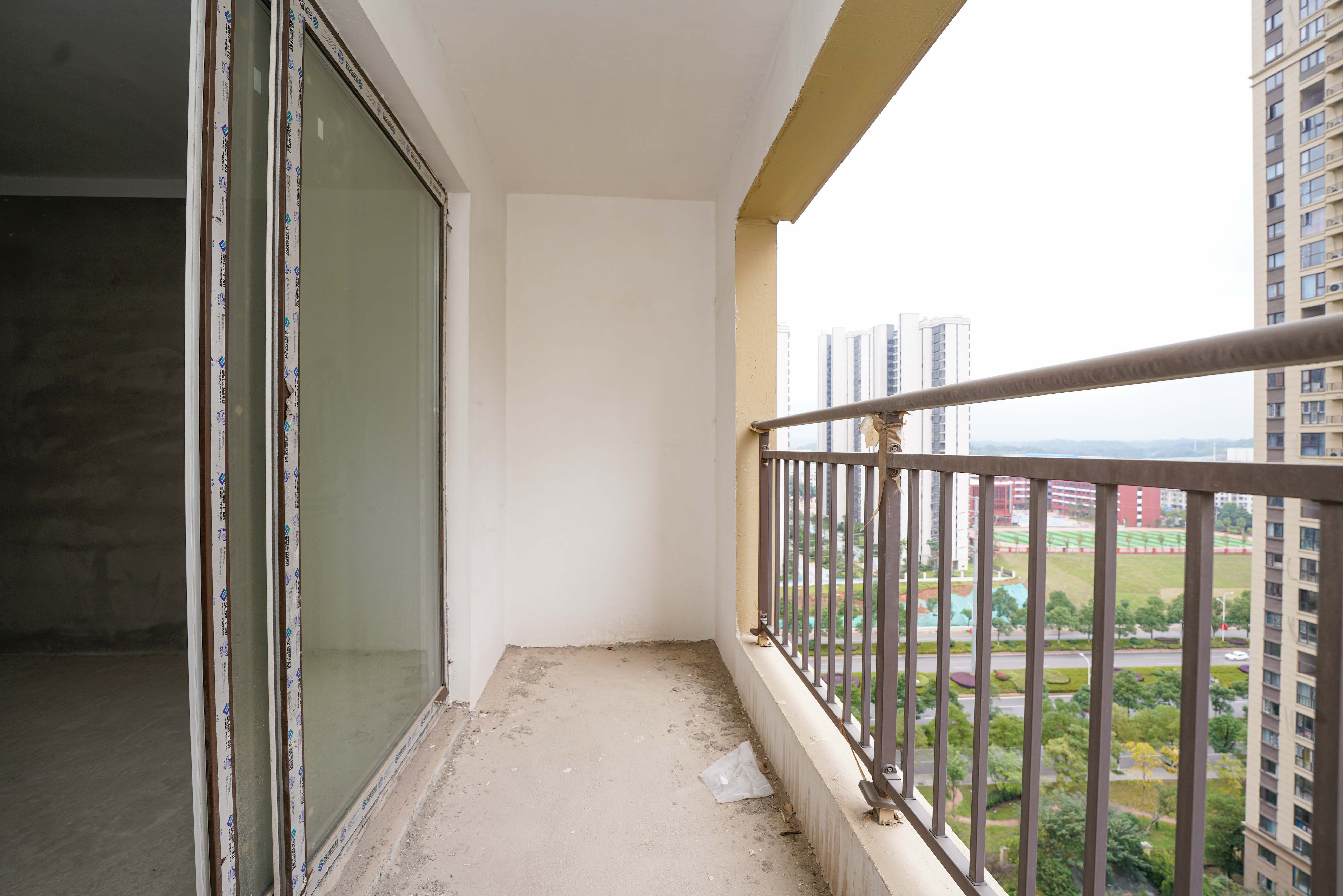 绿地新都会  4室2厅2卫    80.0万 绿地新都会  4室2厅2卫    80.0万阳台