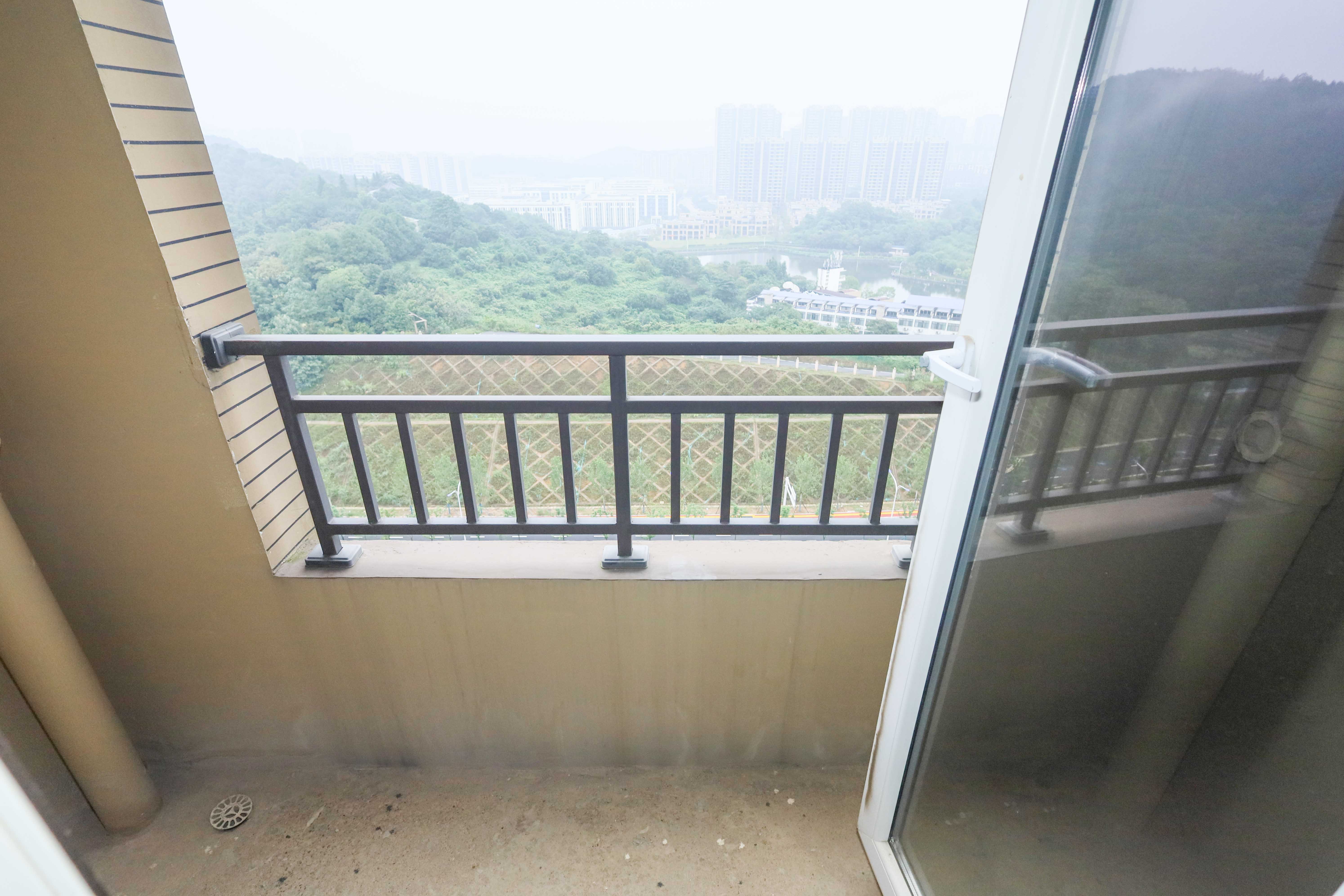 金地三千府（金地湖山樾、金地自在城）  3室2厅1卫    70.0万阳台