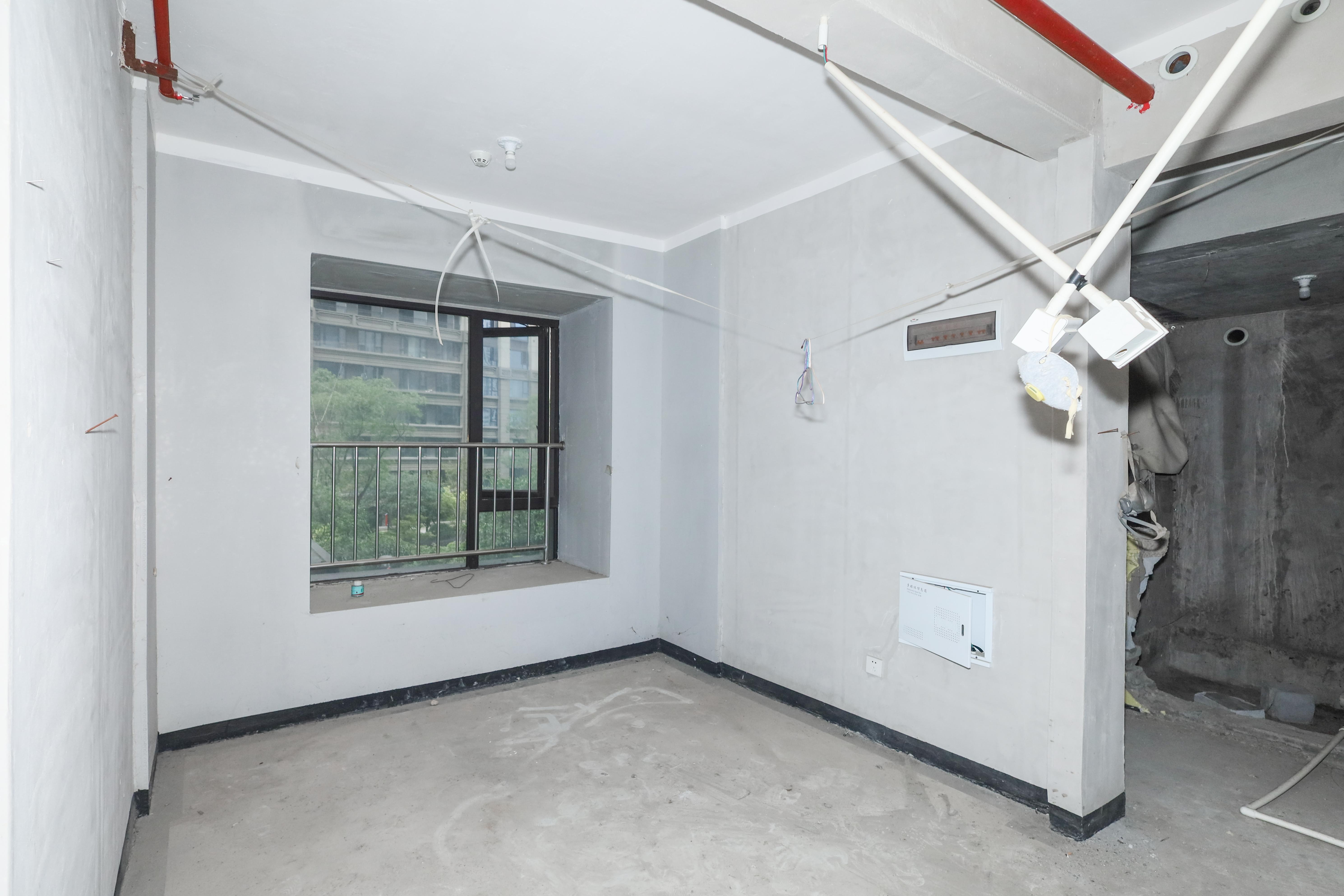 建发央著  4室2厅2卫   240.00万卧室