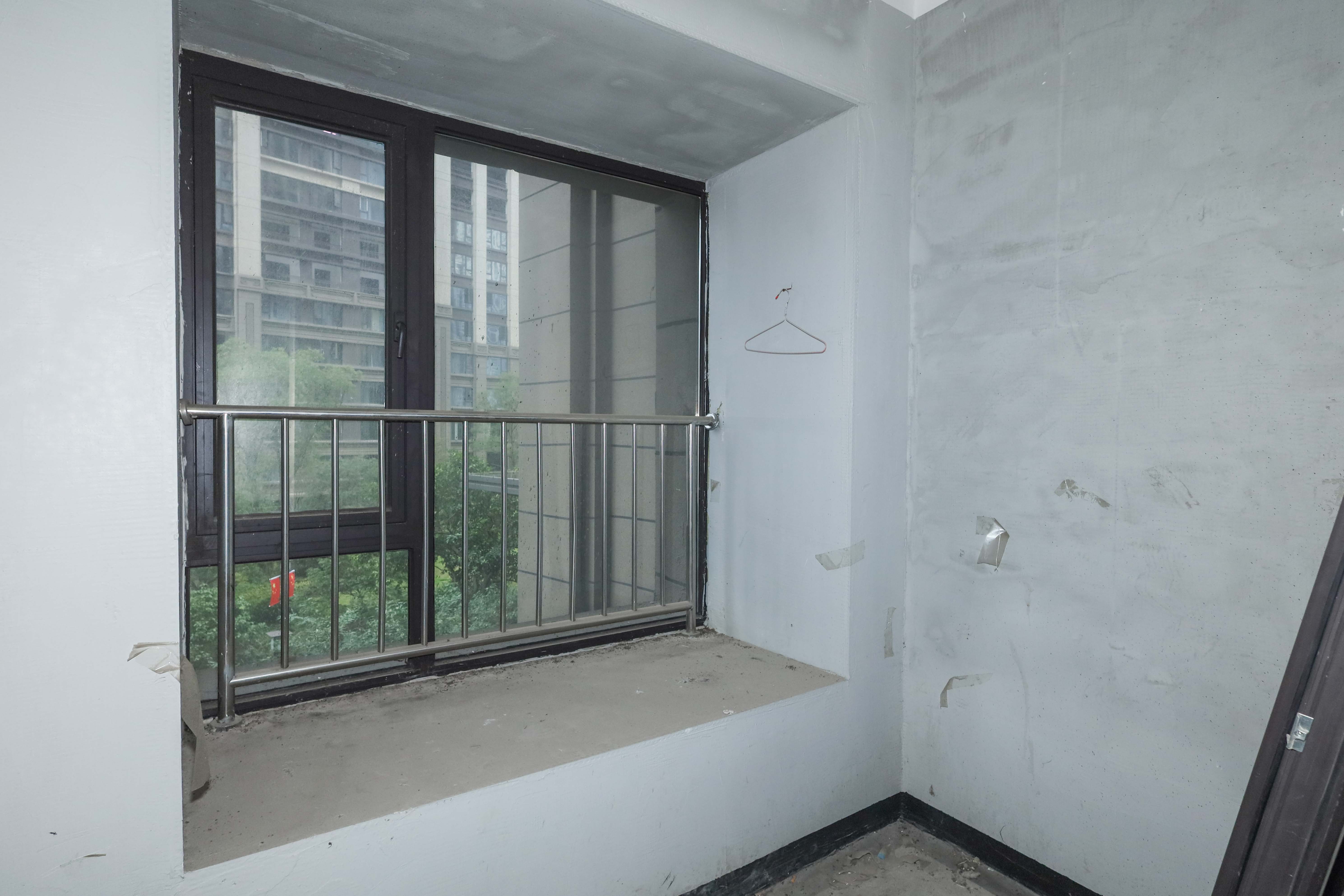 建发央著  4室2厅2卫   240.00万卧室