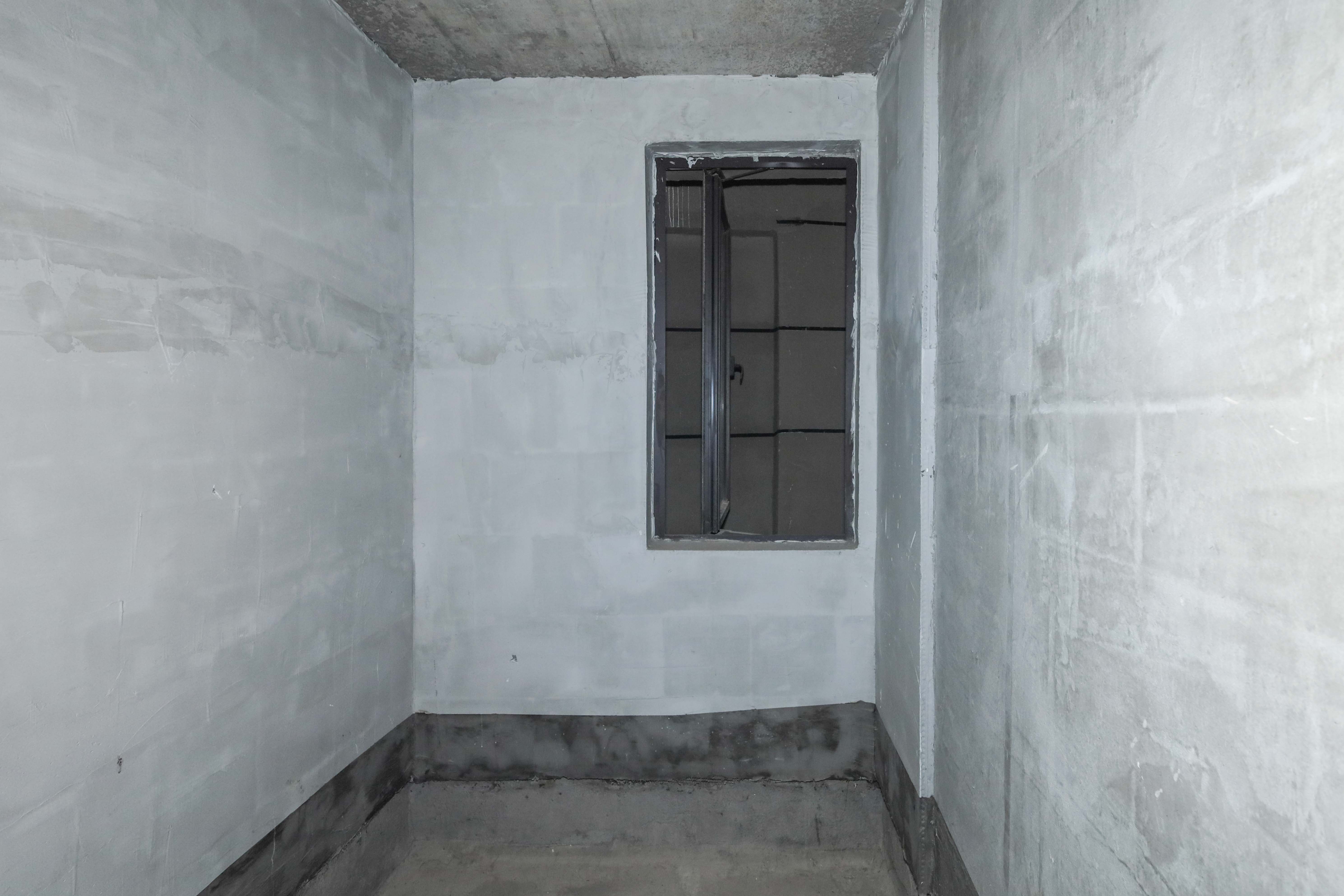 建发央著  4室2厅2卫   240.00万卧室