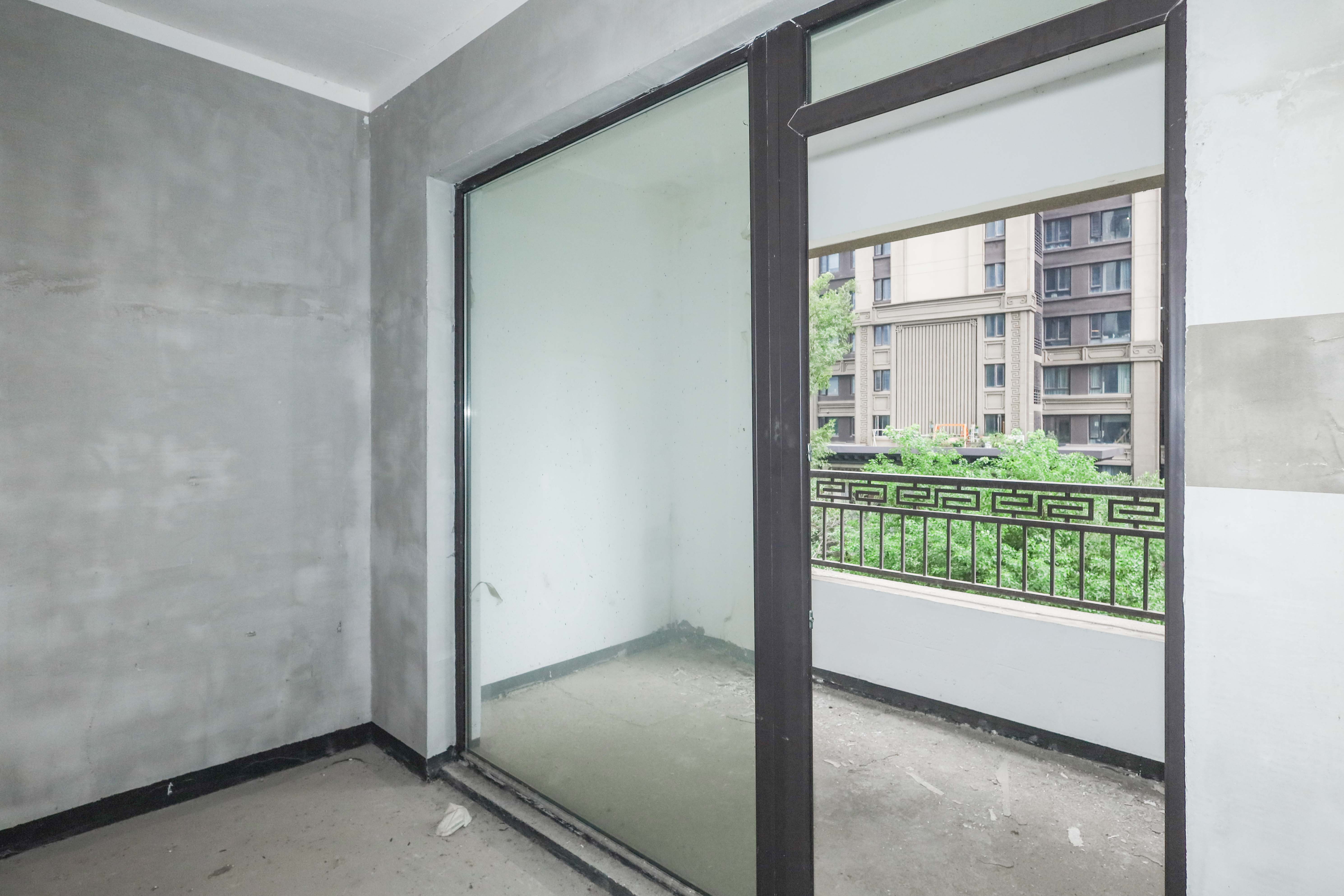 建发央著  4室2厅2卫   240.00万阳台