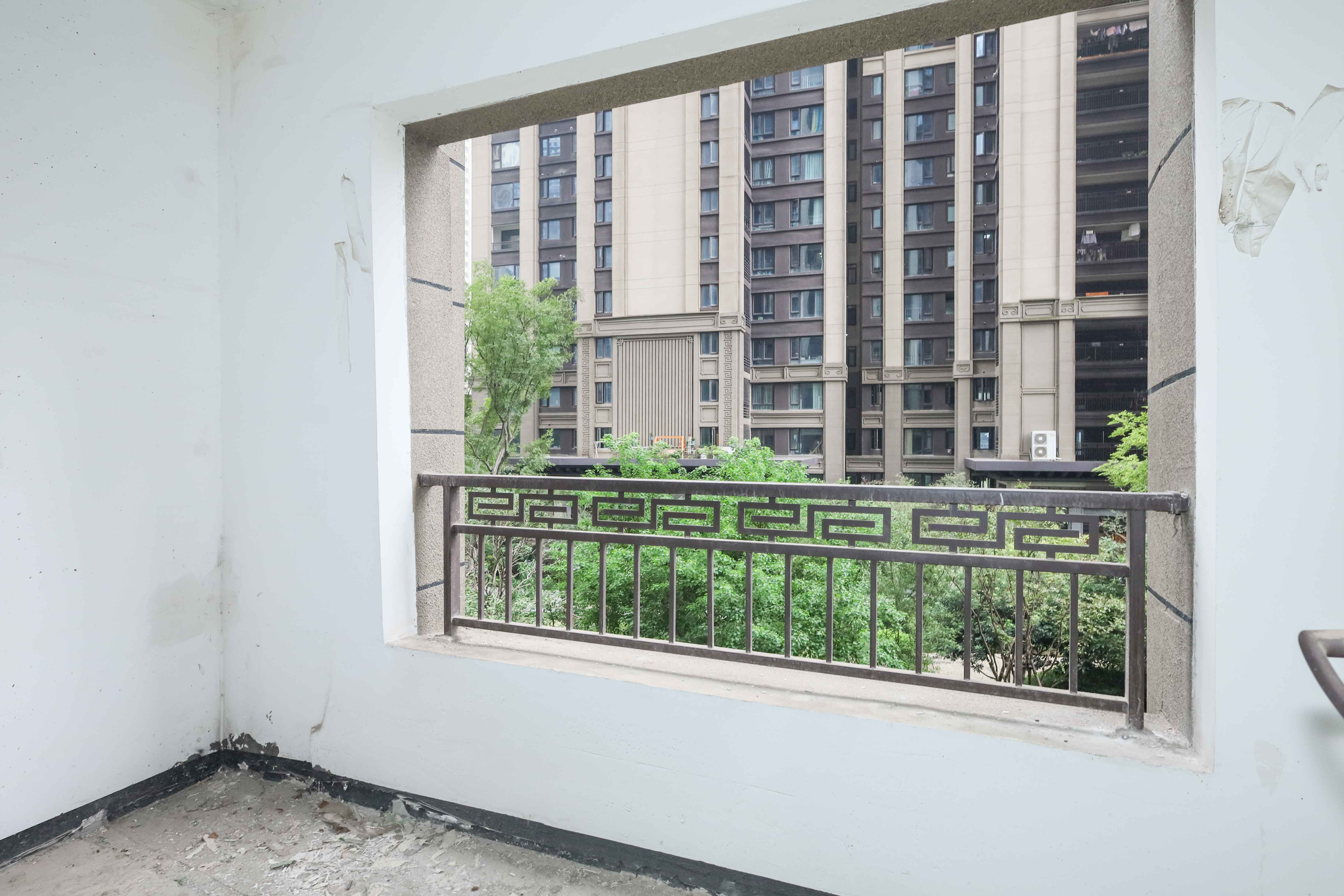 建发央著  4室2厅2卫   240.00万阳台