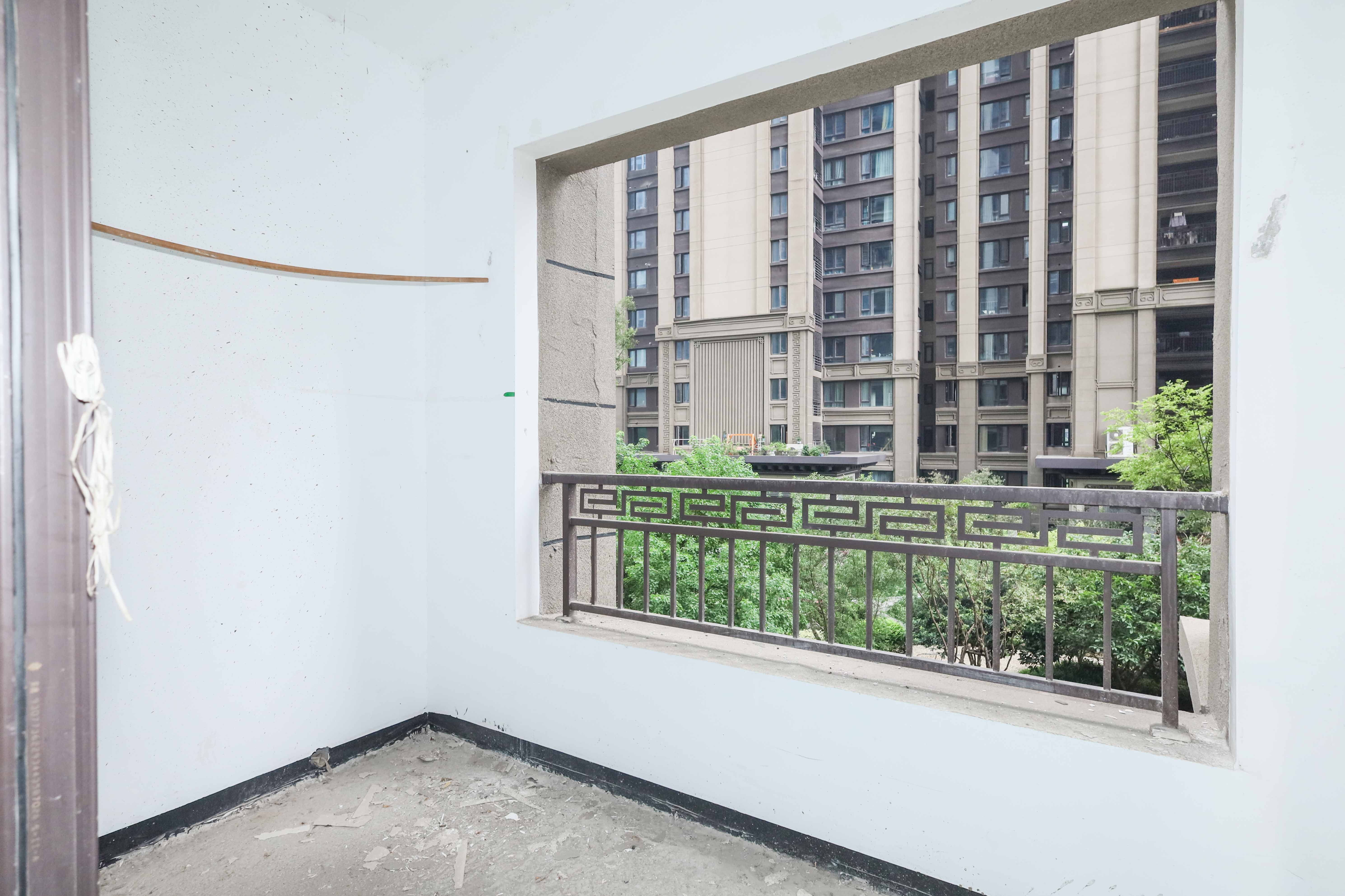 建发央著  4室2厅2卫   240.00万阳台