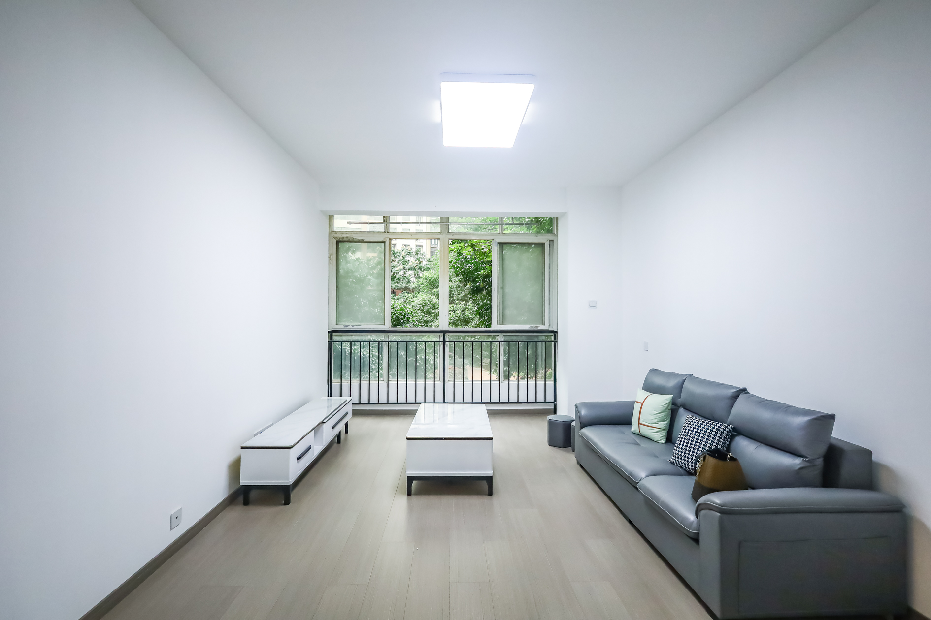 楚天世纪城东苑  3室2厅1卫    73.8万 楚天世纪城东苑  3室2厅1卫    73.8万客厅