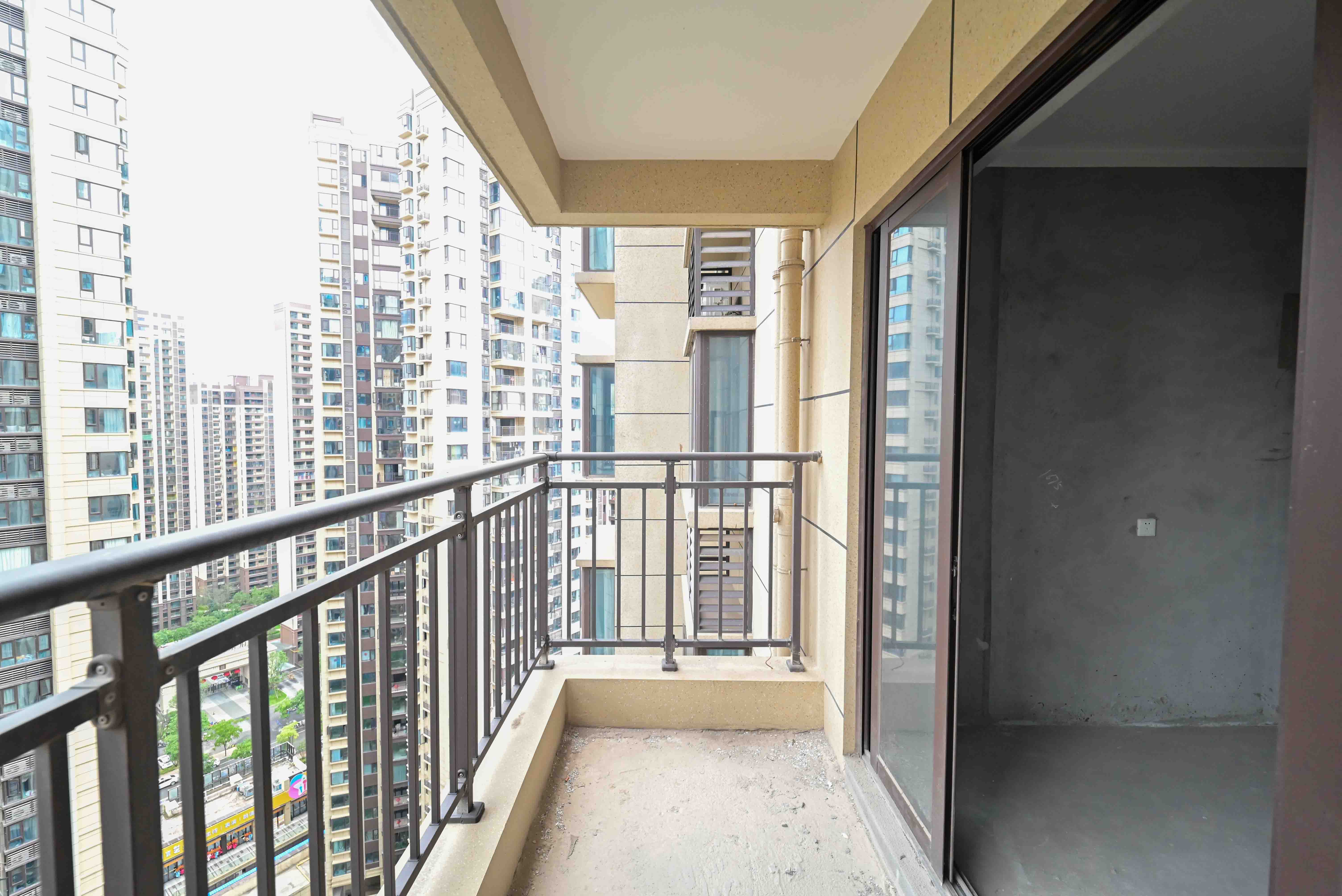 保利大都汇一期、二期  5室2厅2卫    207.8万其他