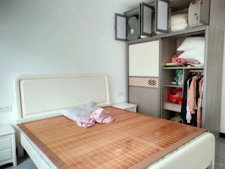 三一街区  4室2厅2卫   2500.00元/月室内图